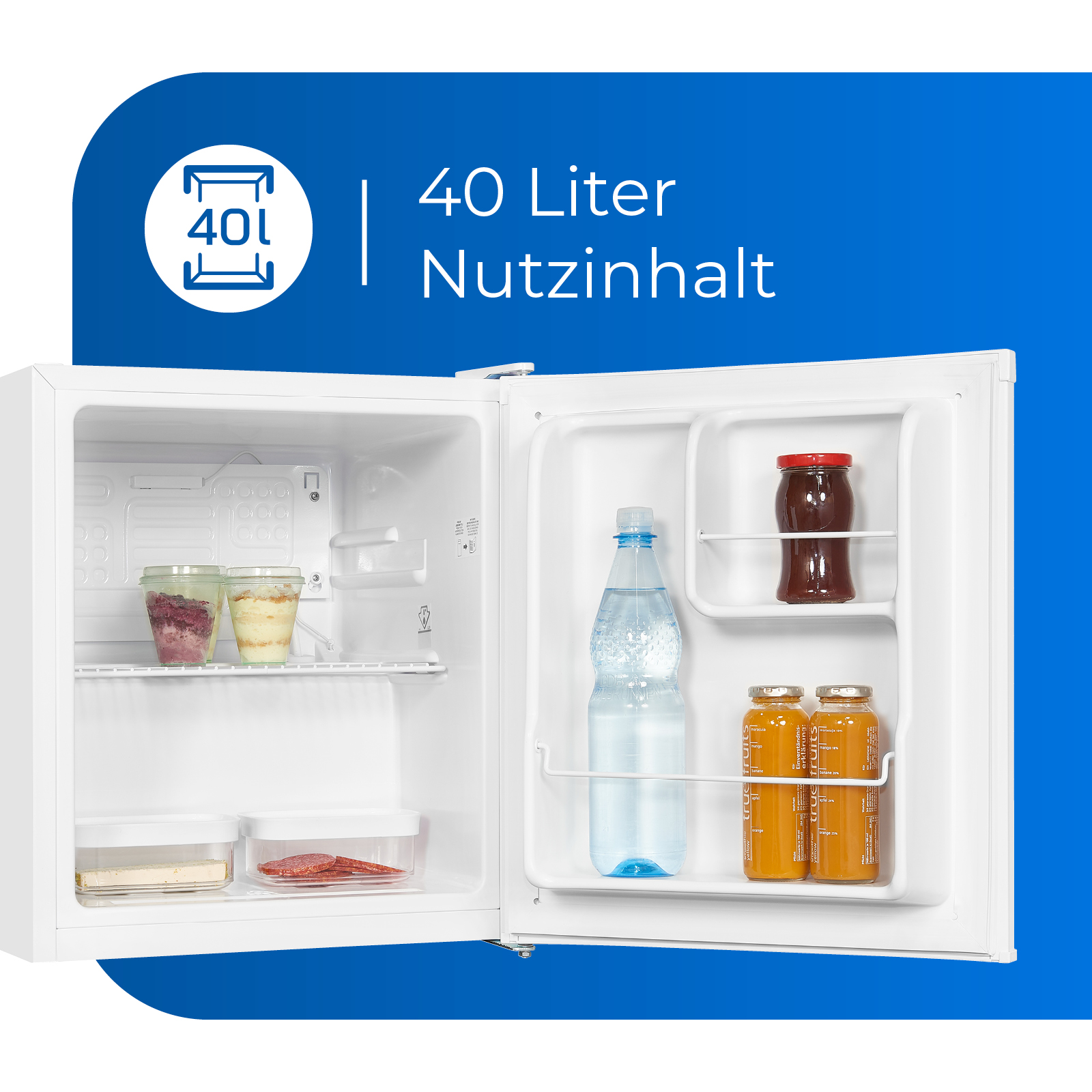Ein kleiner weißer Kühlschrank mit offener Tür, der Lebensmittel zeigt, mit blauem Hintergrund.