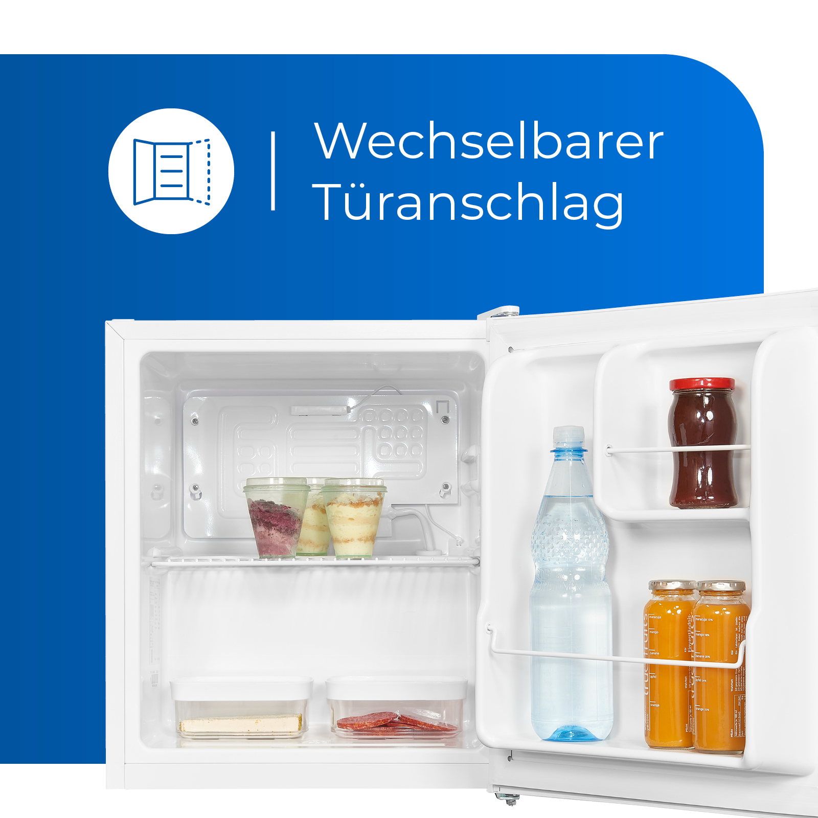 Offener weißer Mini-Kühlschrank mit Essen im Inneren, einschließlich Wasserflasche, Gläsern und Behältern.