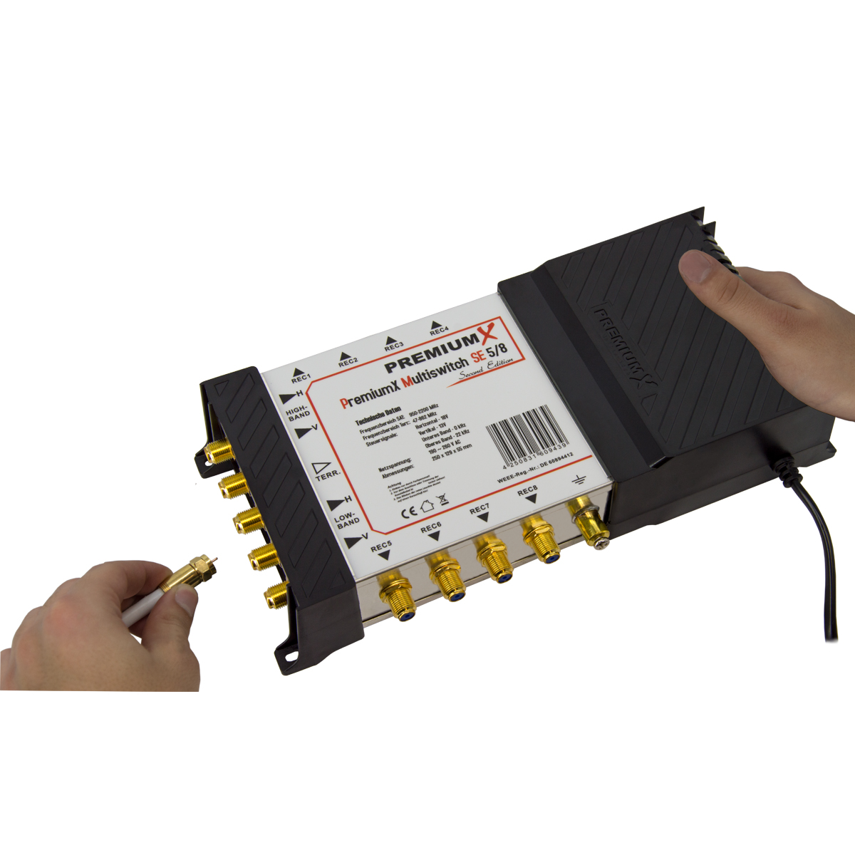 Mann, der ein Koaxialkabel an einen PremiumX-Multiswitch anschließt, eine schwarze Box, auf weißem Grund.