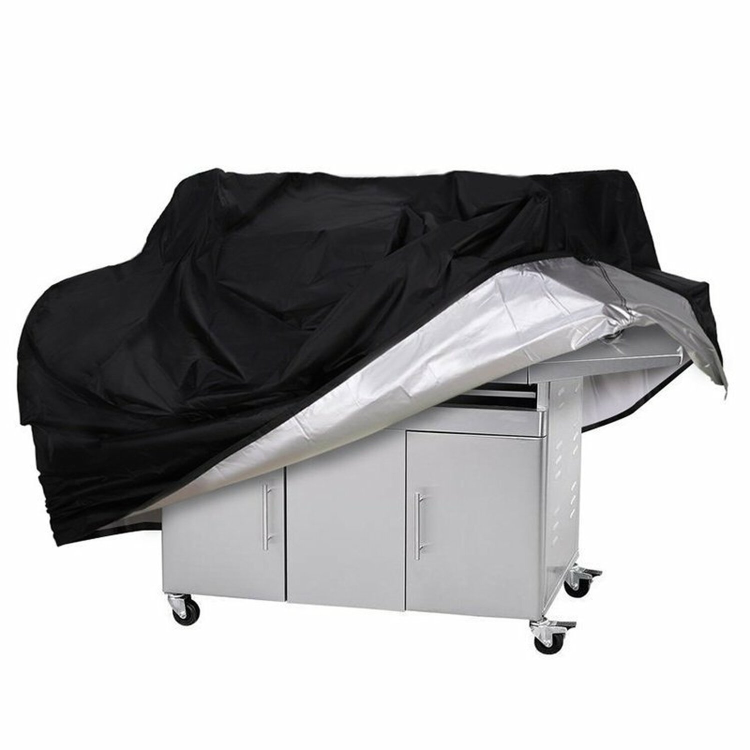 Schwarze Grillabdeckung auf einem silbernen Außengrill. Die Abdeckung ist teilweise geöffnet.