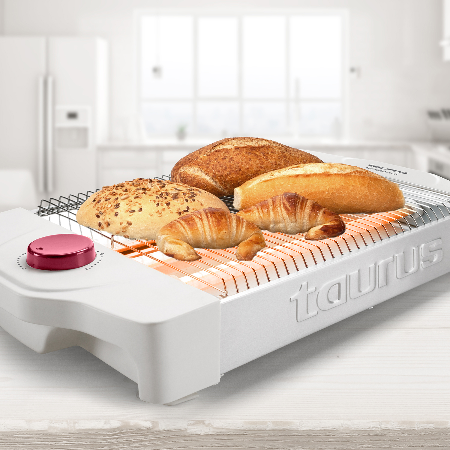 Toster z rogalikami, bułkami i bochenkami chleba. Gotowe do opiekania.