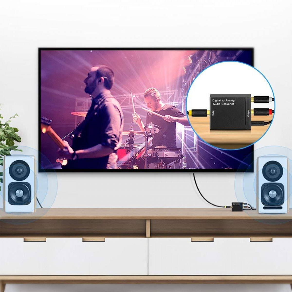 Fernsehbildschirm, Band spielt. Lautsprecher auf beiden Seiten. Audio-Konverter in der Nähe.
