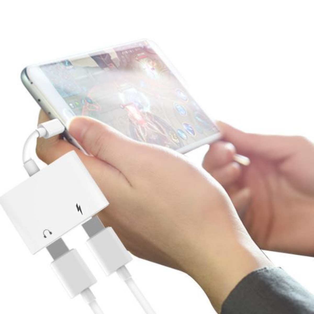 Person hält ein Telefon mit angeschlossenem weißen Adapter. Adapter hat Anschlüsse für Kopfhörer und Aufladen.