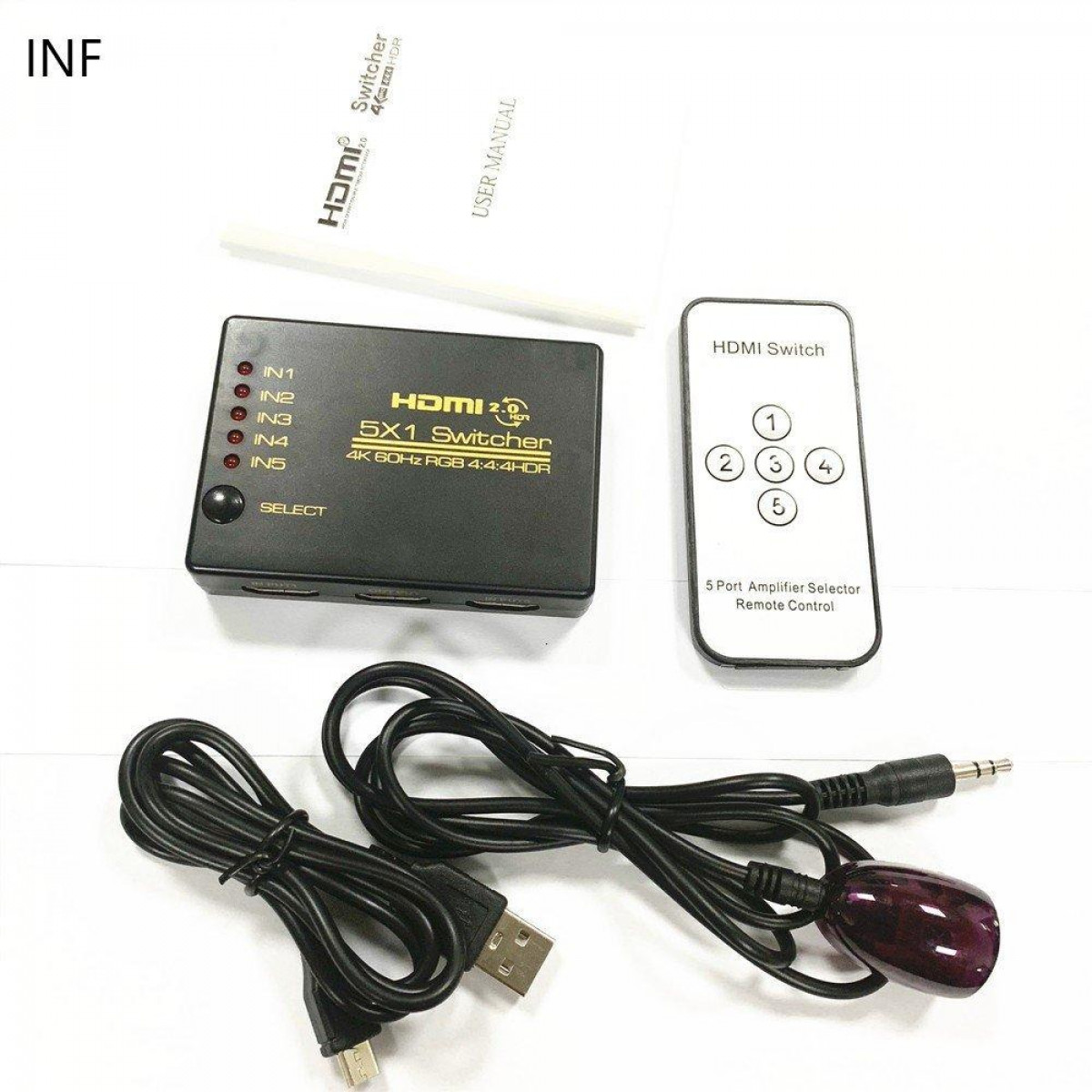 HDMI-Switch mit Fernbedienung und Kabeln. Der schwarze Switch hat Anschlüsse und eine Auswahltaste. Handbuch und Kabel sind vorhanden.