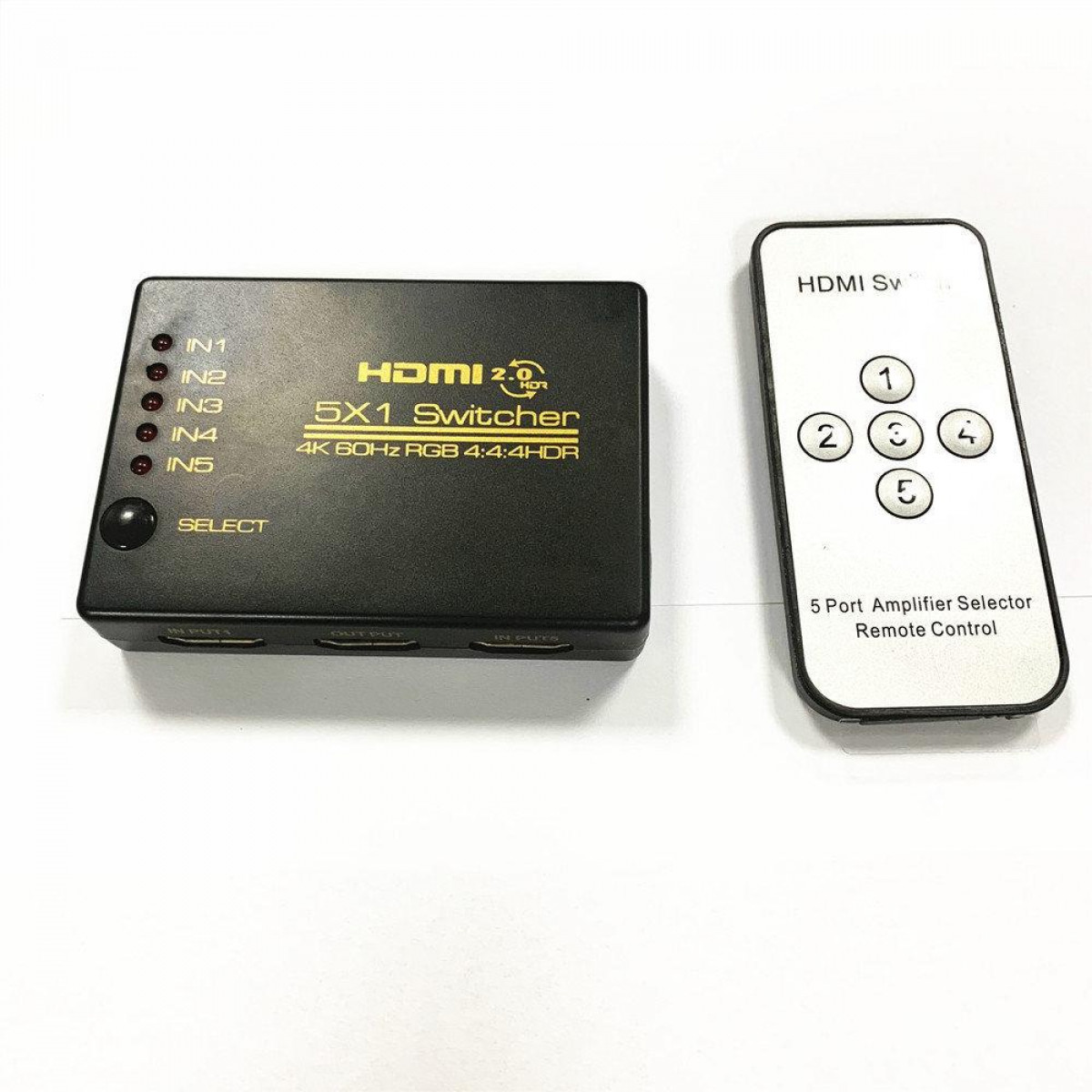 Schwarzer HDMI-Switch mit Fernbedienung. Es hat mehrere Eingangsanschlüsse, eine Auswahltaste und eine weiße Fernbedienung.