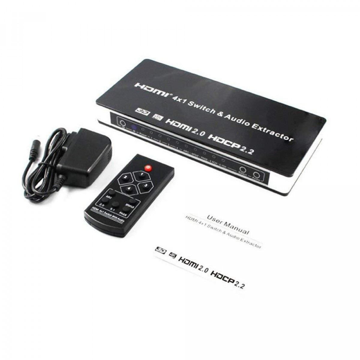 HDMI-switch en audio-extractor, met afstandsbediening en voedingsadapter. Het staat op een witte achtergrond.