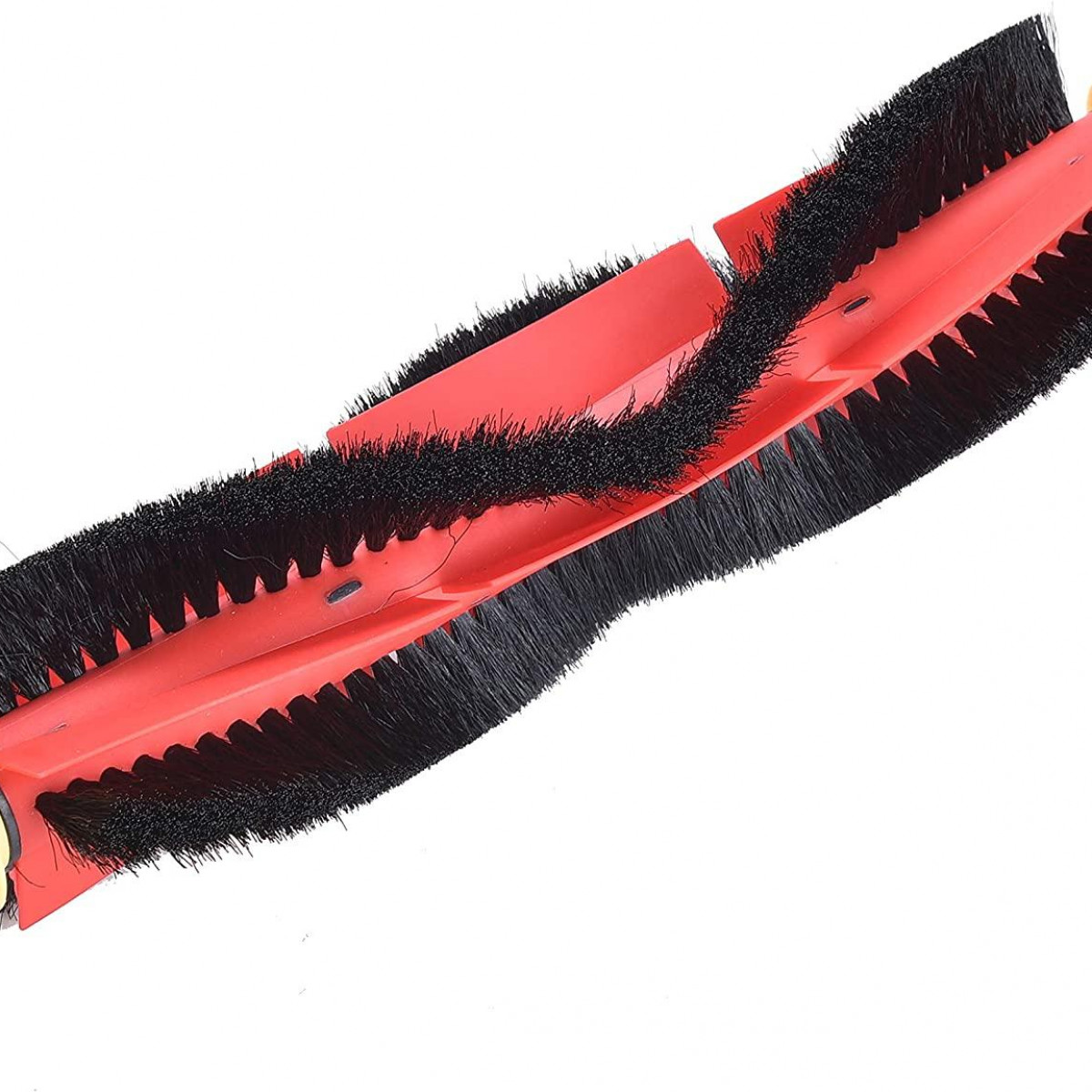 Czerwona szczotka do odkurzacza z czarnym włosiem, zbliżenie na białym tle.