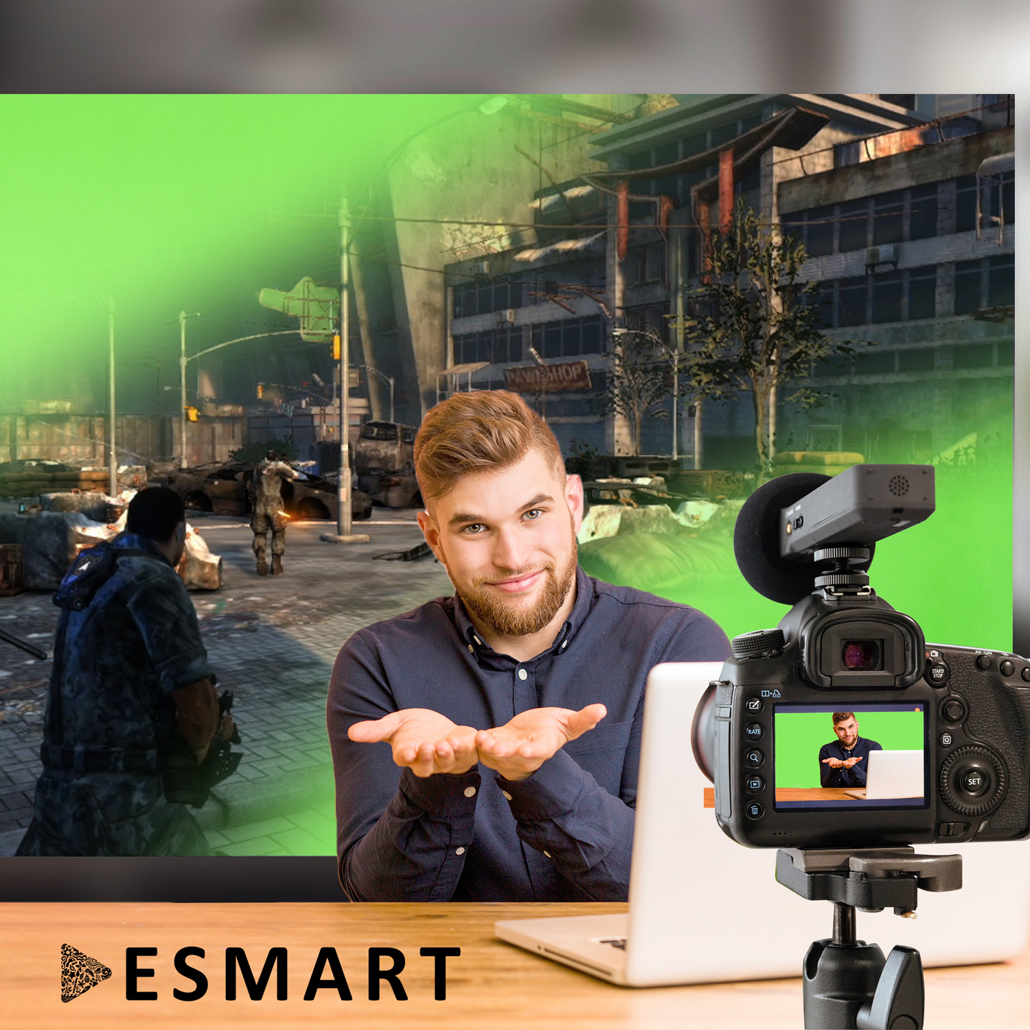 Ein Mann filmt mit einer Kamera. Ein Greenscreen befindet sich im Hintergrund.