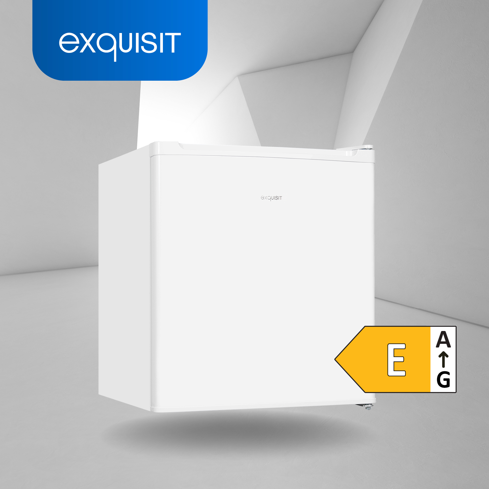 Weißer Kühlschrank mit 'exquisit'-Logo und Energieeffizienzlabel, vor weißem Hintergrund.
