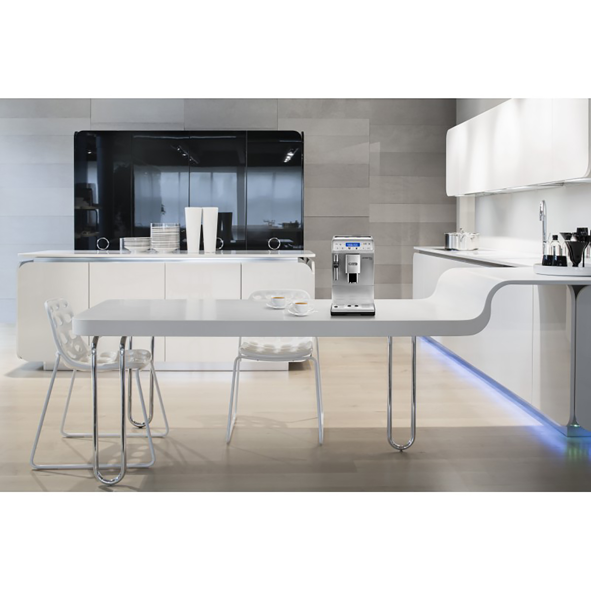 Moderne keuken met witte meubels. Een koffiezetapparaat staat op een lange witte tafel. Twee stoelen.