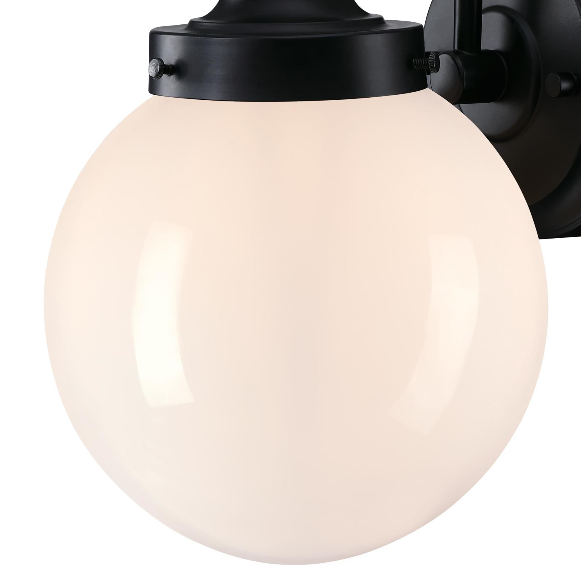 Eine schwarze Leuchte mit einer großen, runden, weißen Glaskugel. Das Licht ist auf weißem Hintergrund montiert.