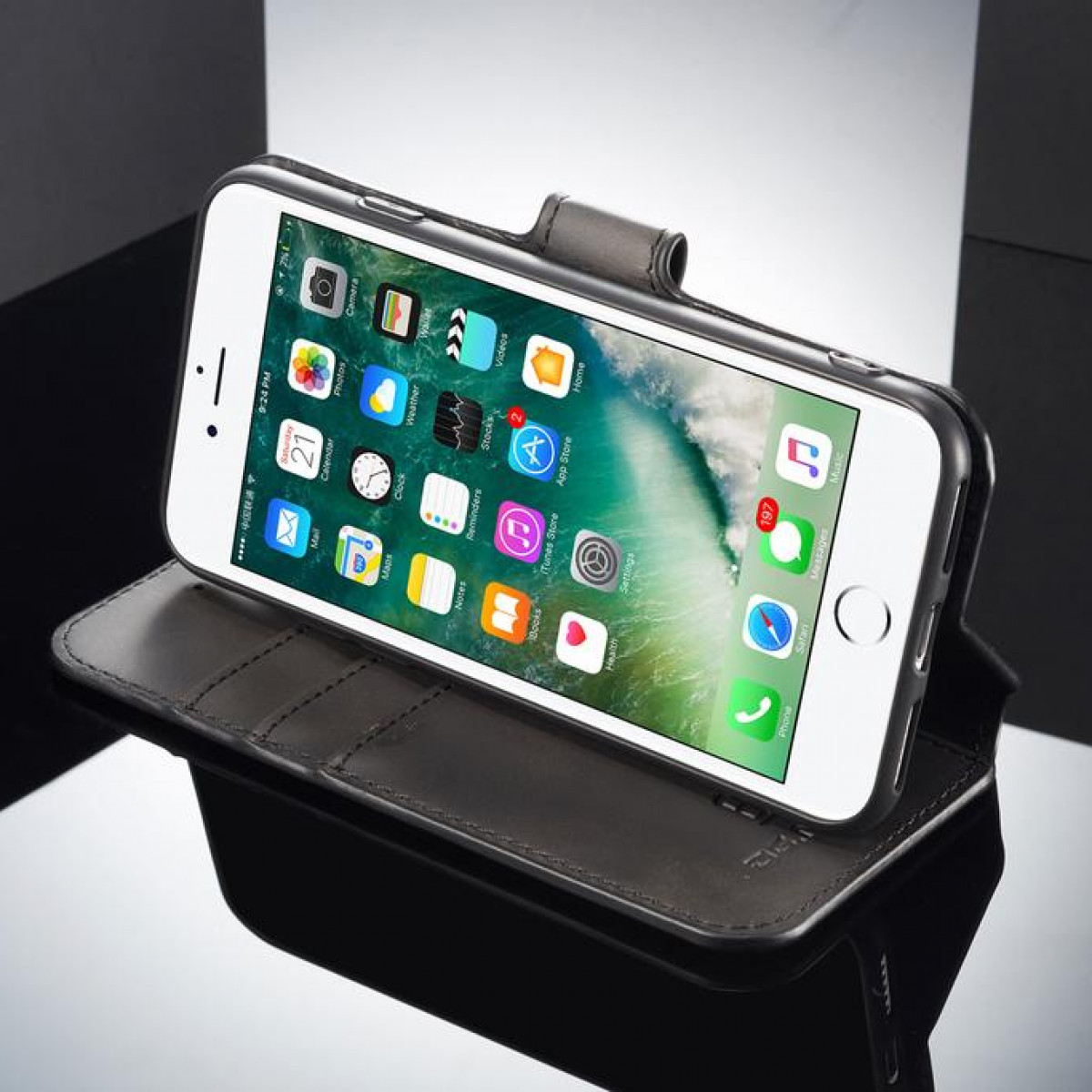 Smartfon w czarnym skórzanym etui, otwarty na odblaskowej powierzchni.