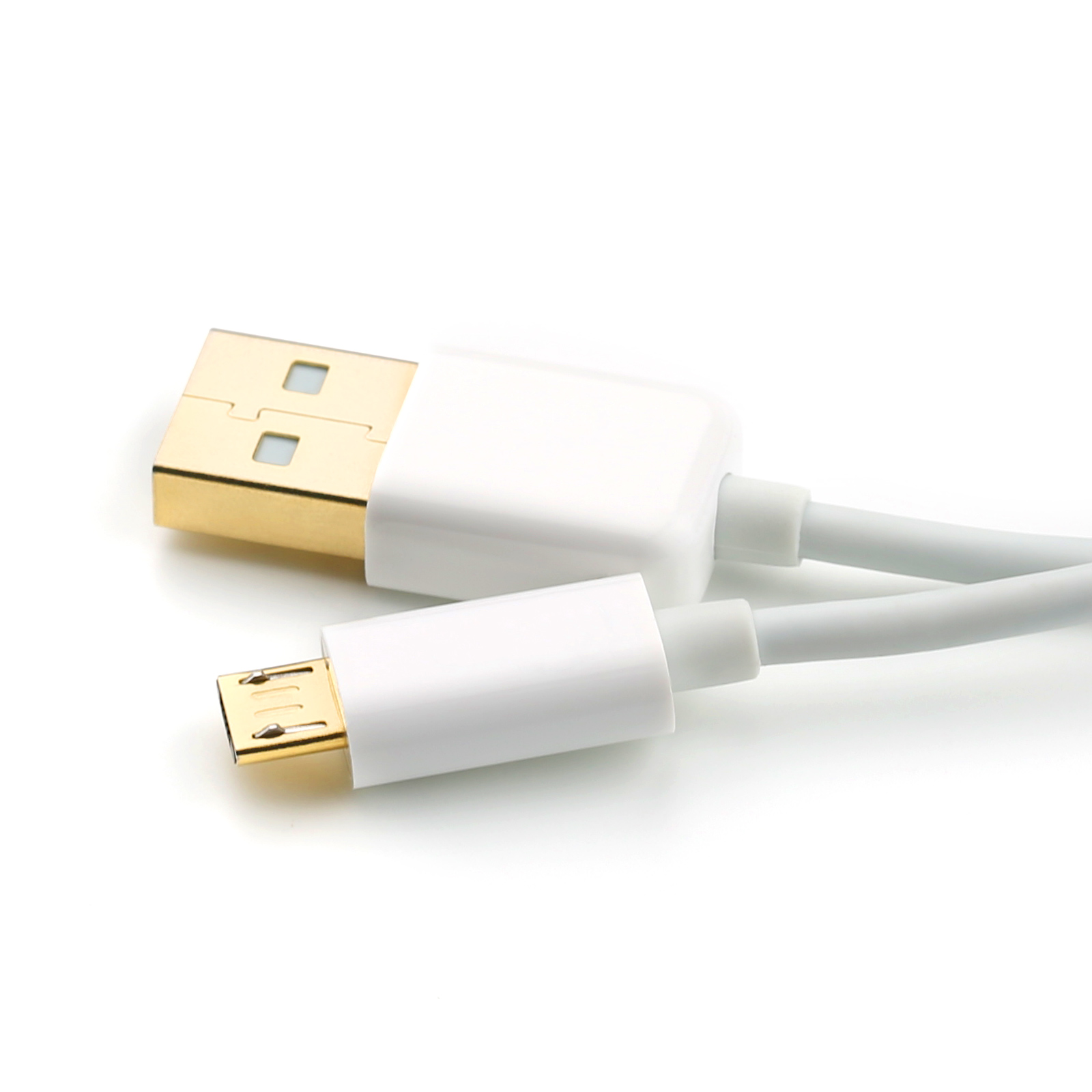 Nahaufnahme eines weißen USB-Kabels mit goldenem Stecker und einem Micro-USB-Anschluss auf weißem Hintergrund.