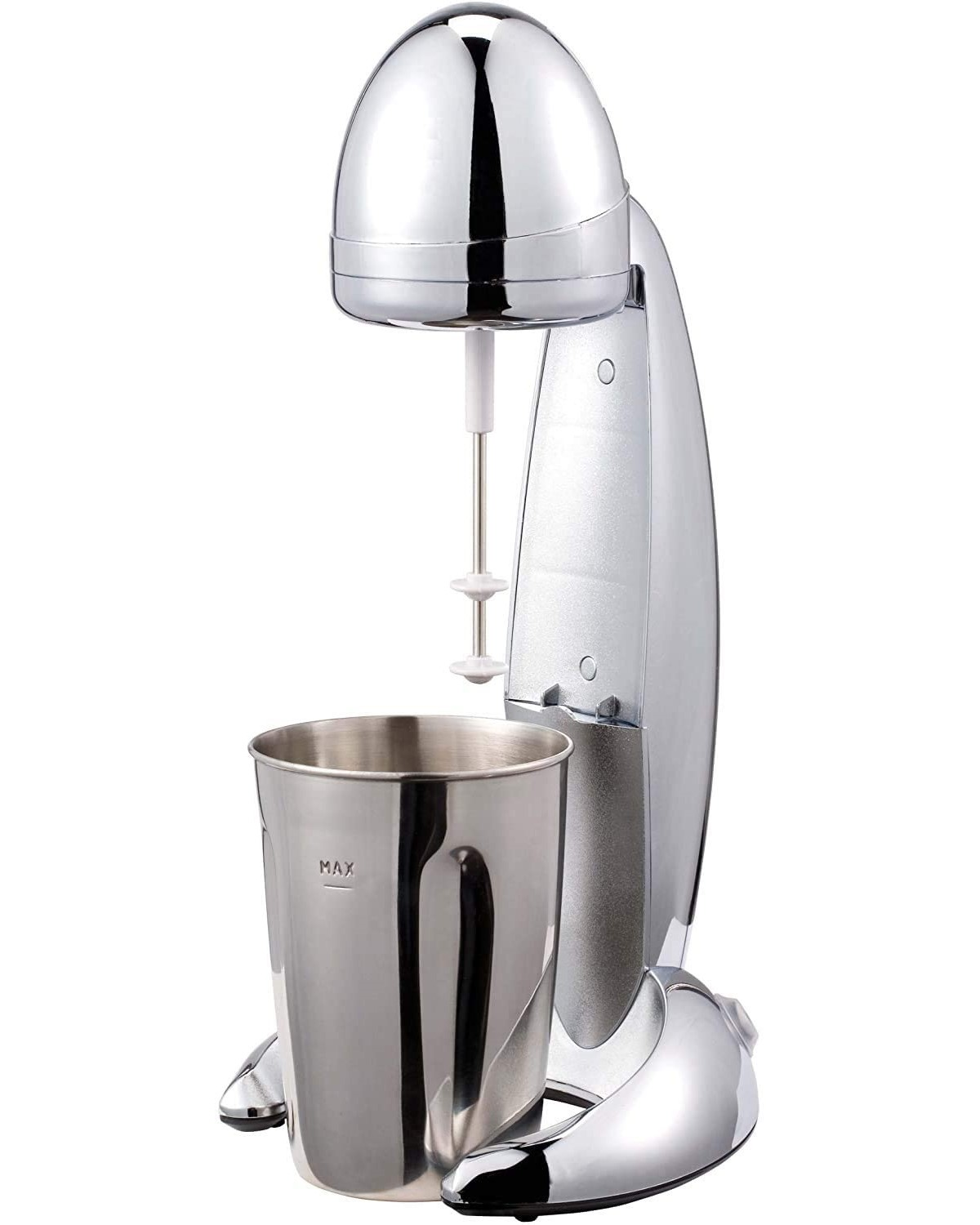 Silberner Milchshake-Maker mit Metallbecher. Chrom-Finish. Weißer Hintergrund.