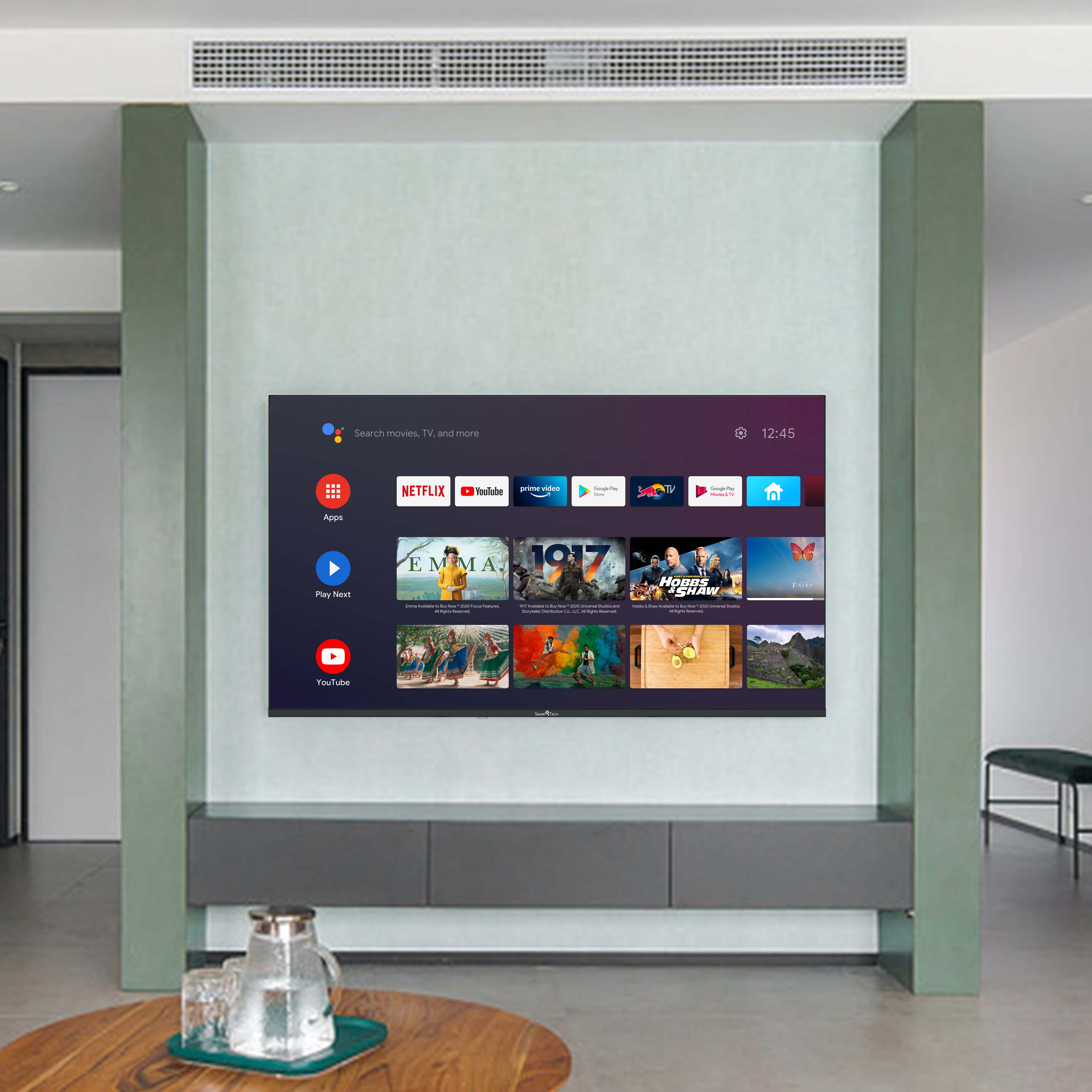 TV-Bildschirm mit Apps und Shows. Grauer Schrank unten. Grüner Wandhintergrund.