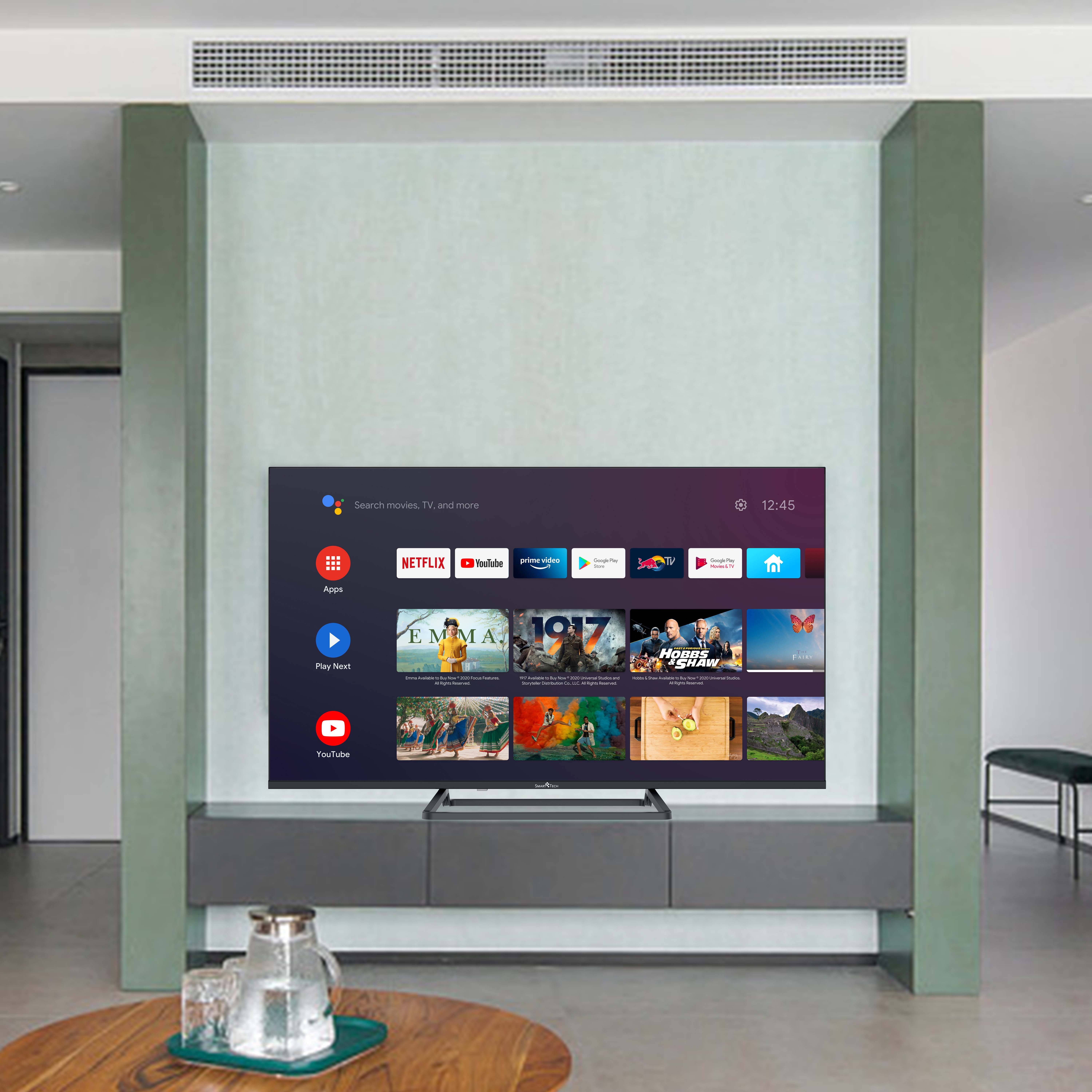 Fernseher mit App-Symbolen auf einem grauen Schrank.