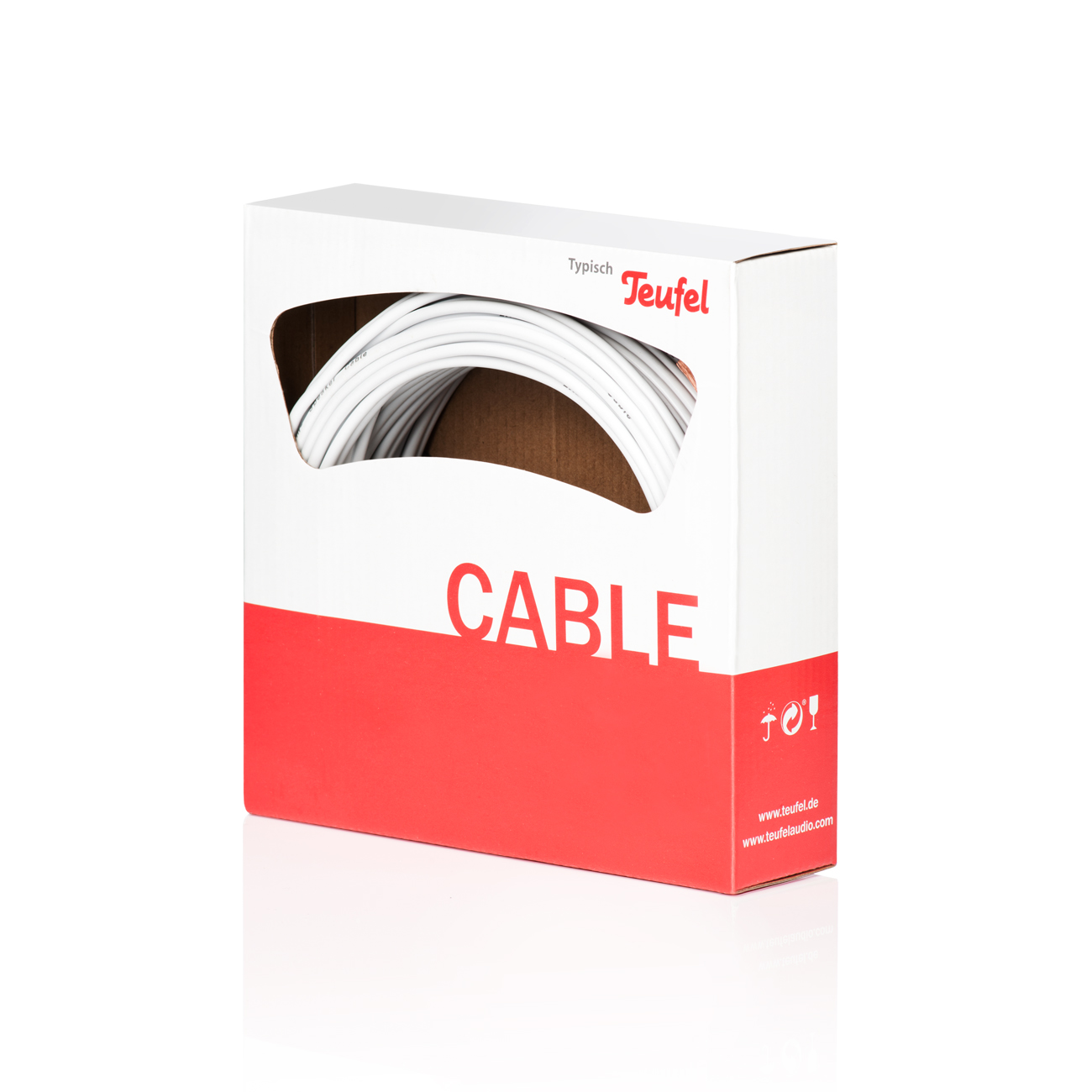 Eine weiße Kabelbox. Es hat das Wort KABEL in Rot. Die Marke Teufel ist auf der Box.