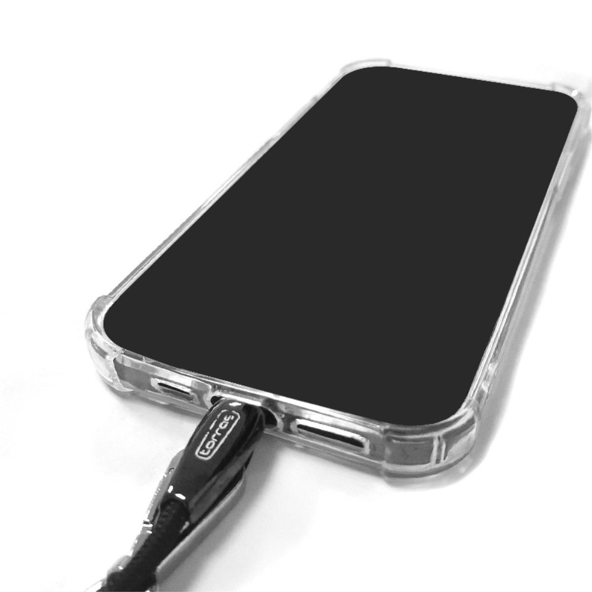 Smartphone in einer durchsichtigen Hülle mit eingestecktem Ladekabel. Das Kabel ist schwarz, das Telefon ist schwarz.