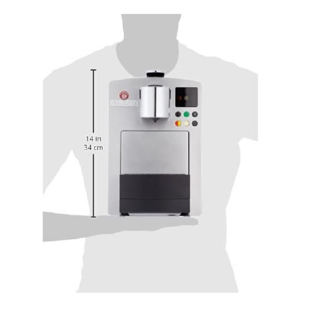 Person hält Kaffeemaschine, zeigt Größe, mit Messungen.