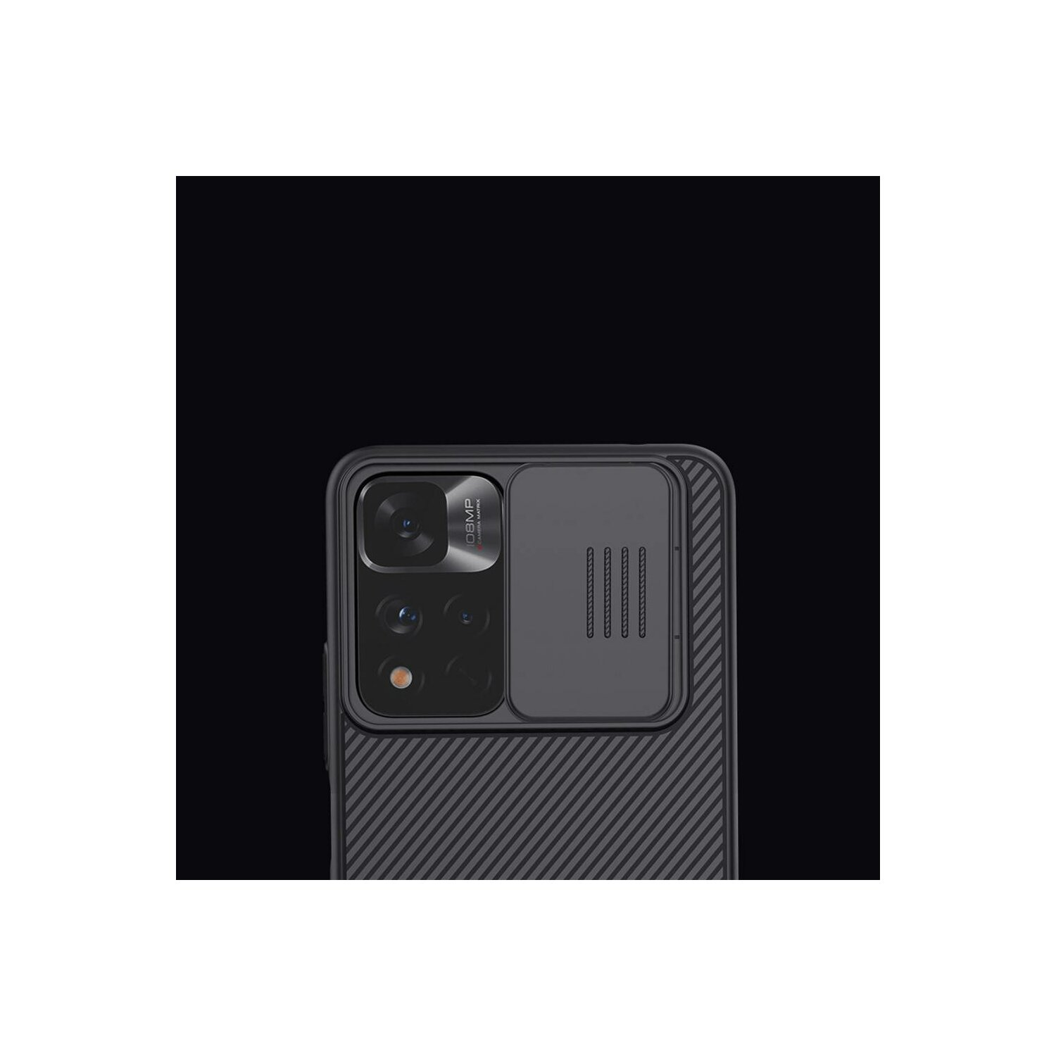 Primo piano del modulo fotocamera di un telefono nero su pannello posteriore strutturato, su sfondo nero.