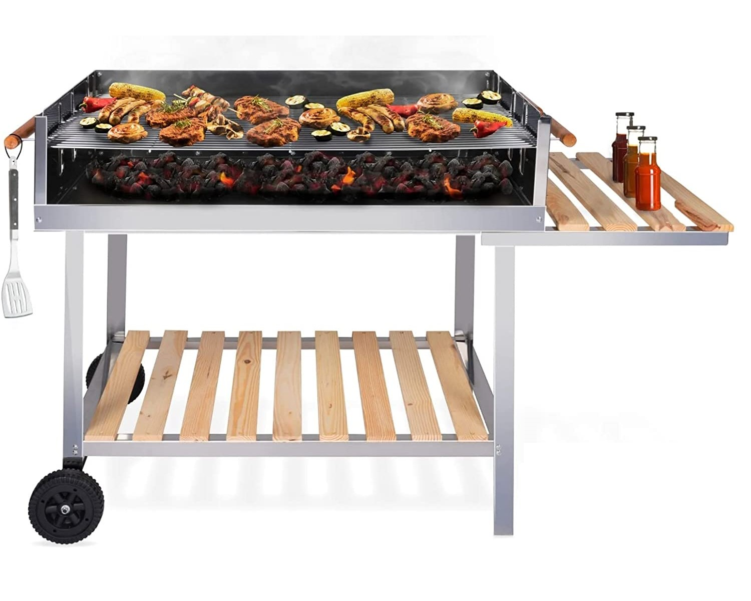 Un grand barbecue extérieur avec des aliments cuisinés, sur des charbons ardents, avec des étagères et des roues.