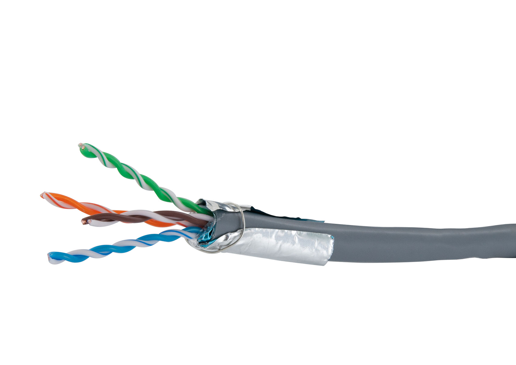 Geschnittenes Netzwerkkabel mit farbigen Drähten. Grauer Außenmantel, Silberfolie und verdrillte Drähte.