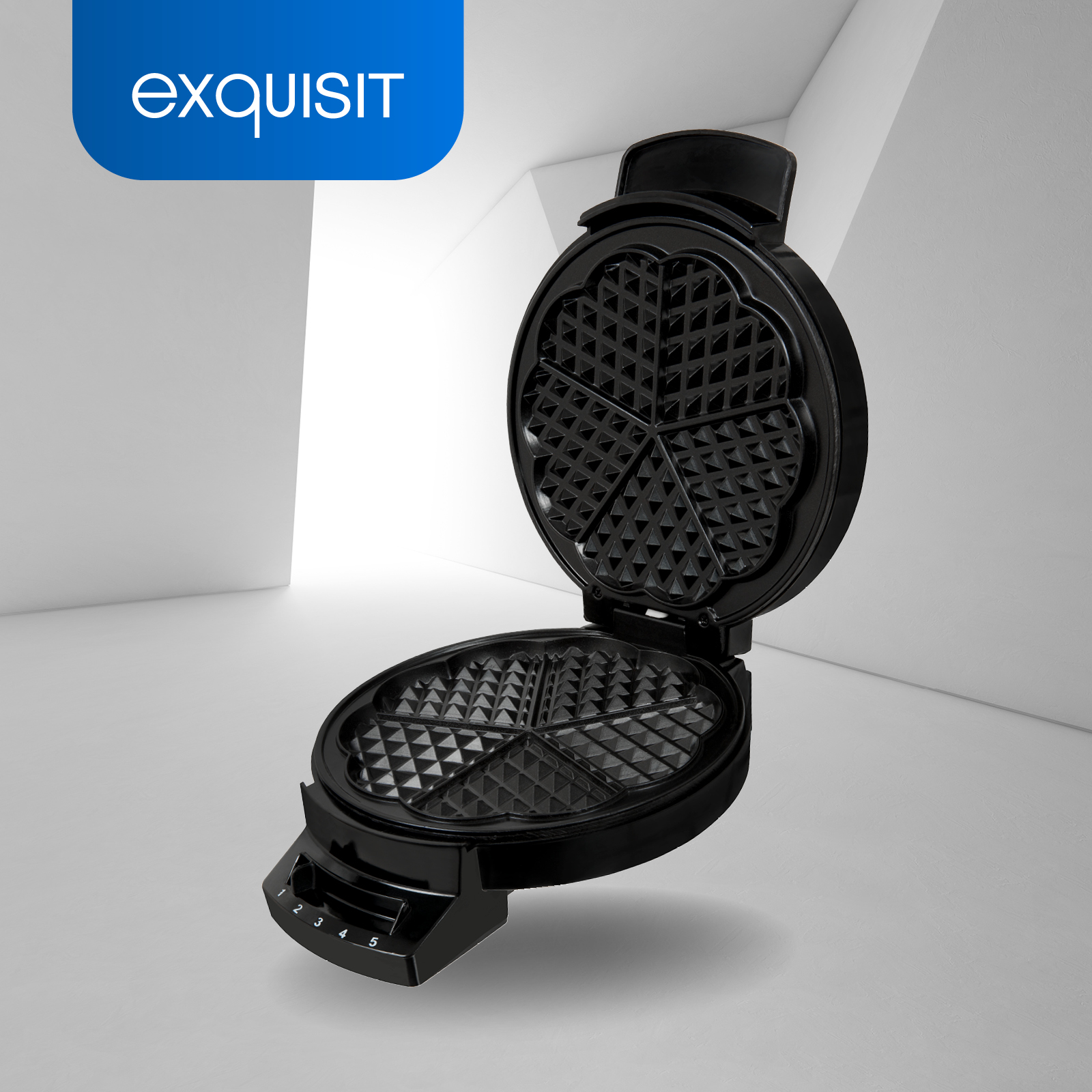 Ein schwarzes Waffeleisen, geöffnet. Es zeigt die Waffelformen und eine Nummern-Einstellung.