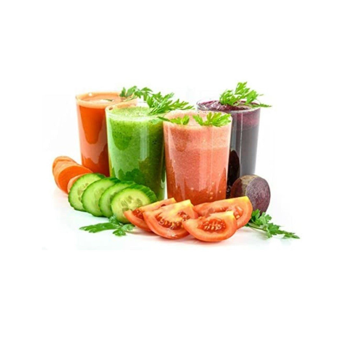 Vier Gläser Saft mit Zutaten. Gurkenscheiben, Tomaten, Karotten, Rüben.