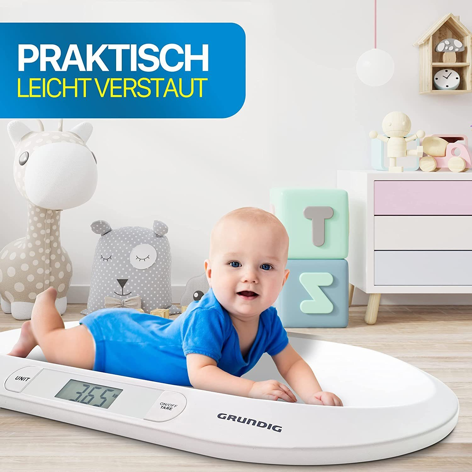Ein Baby liegt auf einer weißen Waage. Das Baby trägt ein blaues Hemd.