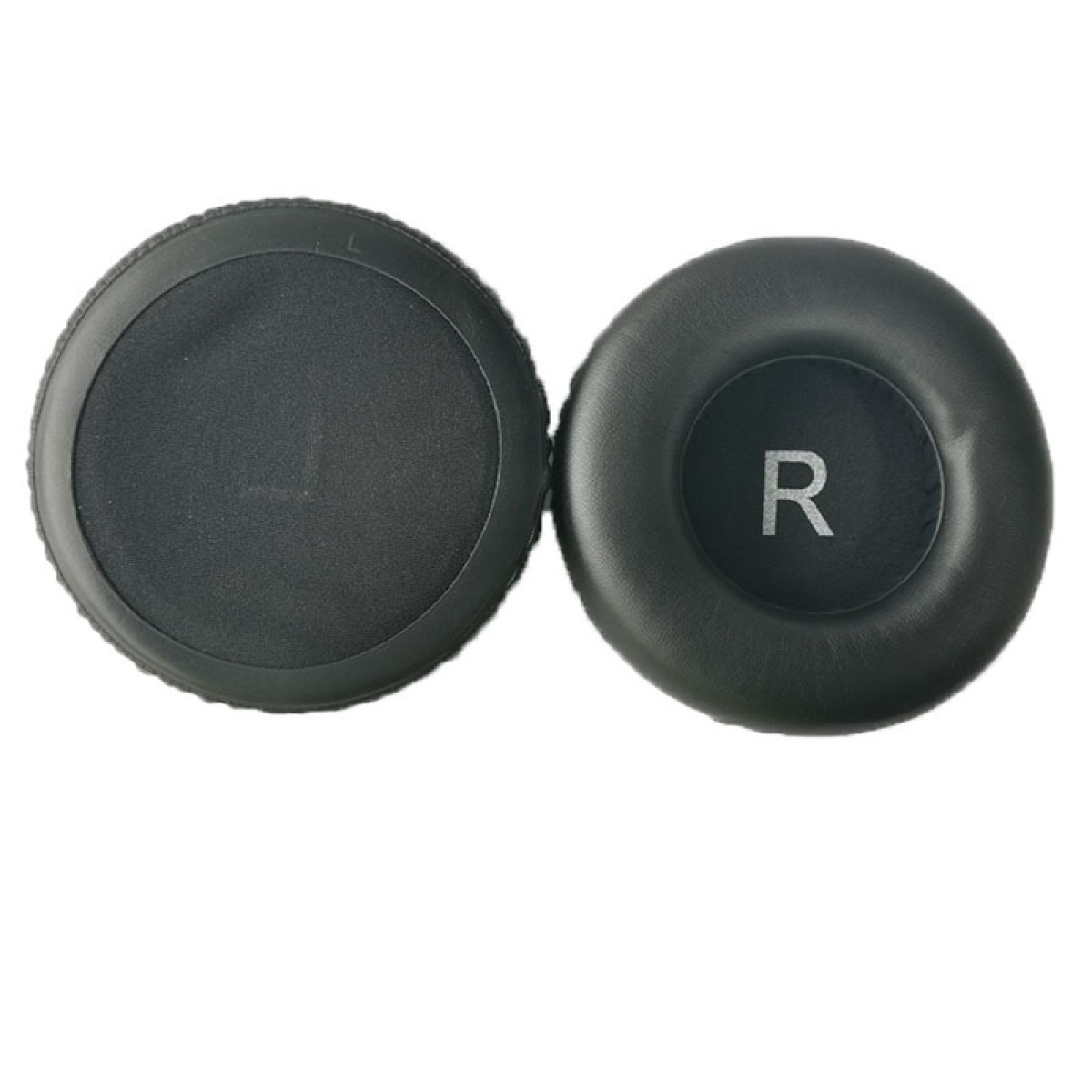 Dwie czarne nausznice do słuchawek. Jedna ma na sobie 'R', druga jest gładka. Obie są okrągłe.