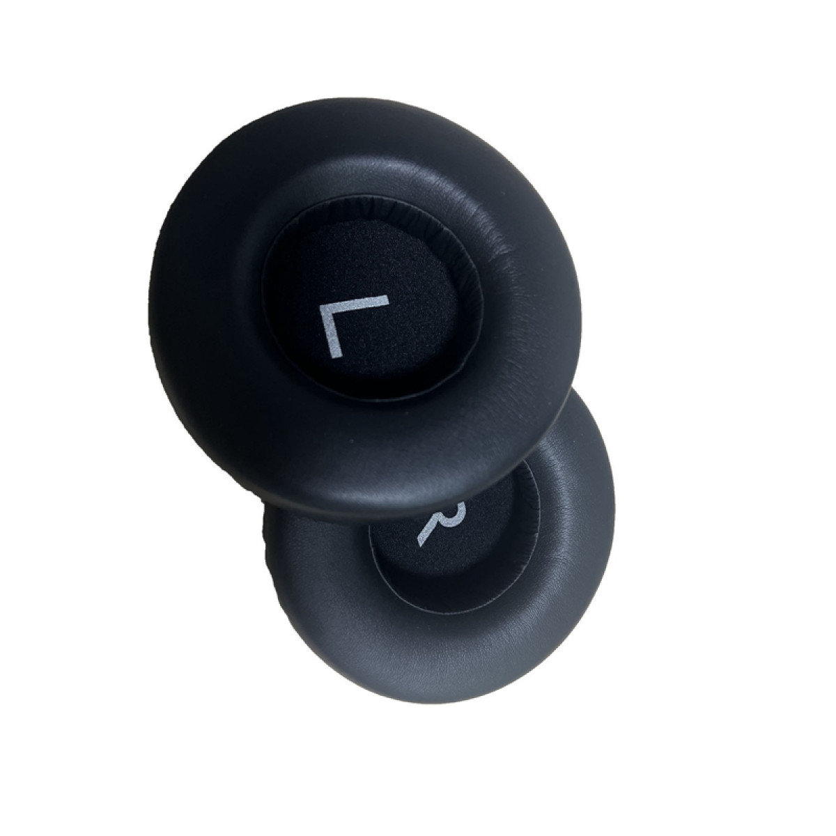 Dwie czarne poduszki nauszne do słuchawek, jedna z literą 'L'.