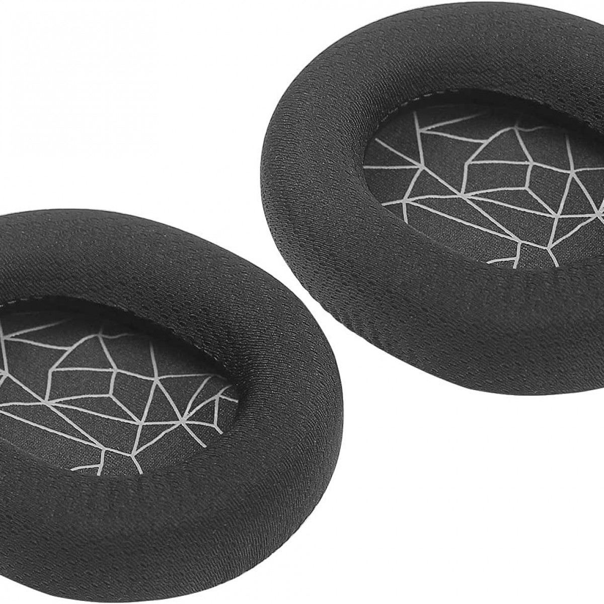 Dwie czarne poduszki nauszne do słuchawek. Są owalne z białymi geometrycznymi wzorami wewnątrz.