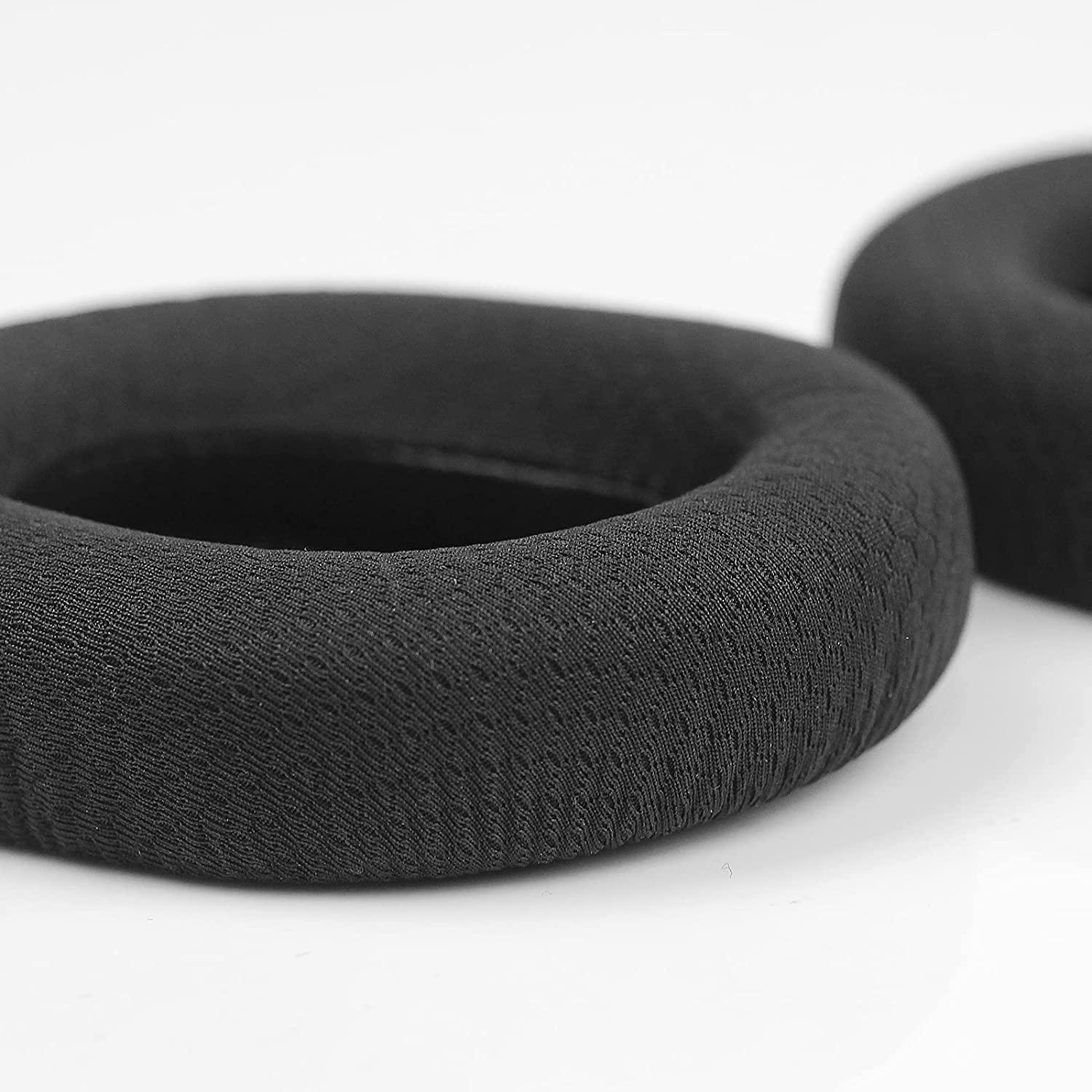 Dwie czarne nausznice, zbliżenie, z białym tłem.