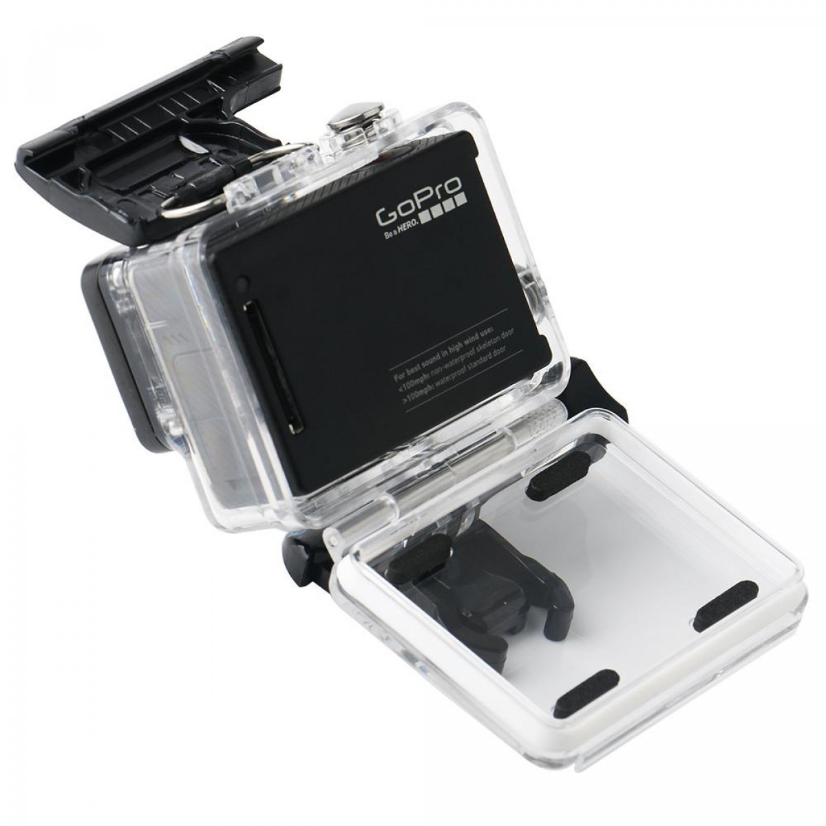 Een GoPro-camera in een doorzichtige waterdichte behuizing, open om de camera binnenin en het vergrendelingsmechanisme te laten zien.