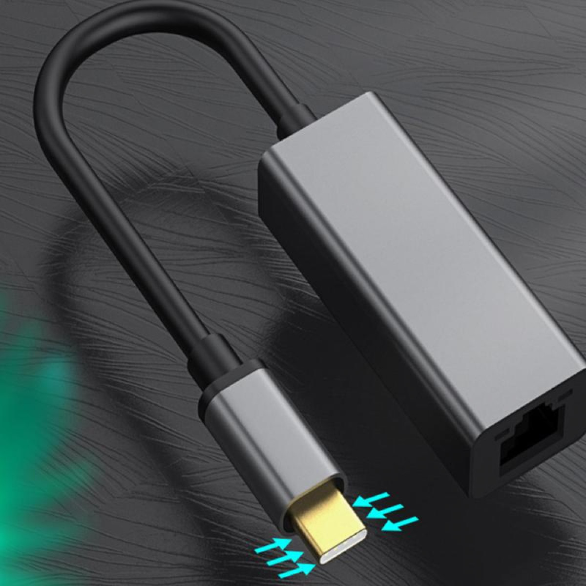 Szary adapter USB-C do Ethernet z czarnym kablem, strzałki wskazują przepływ danych.