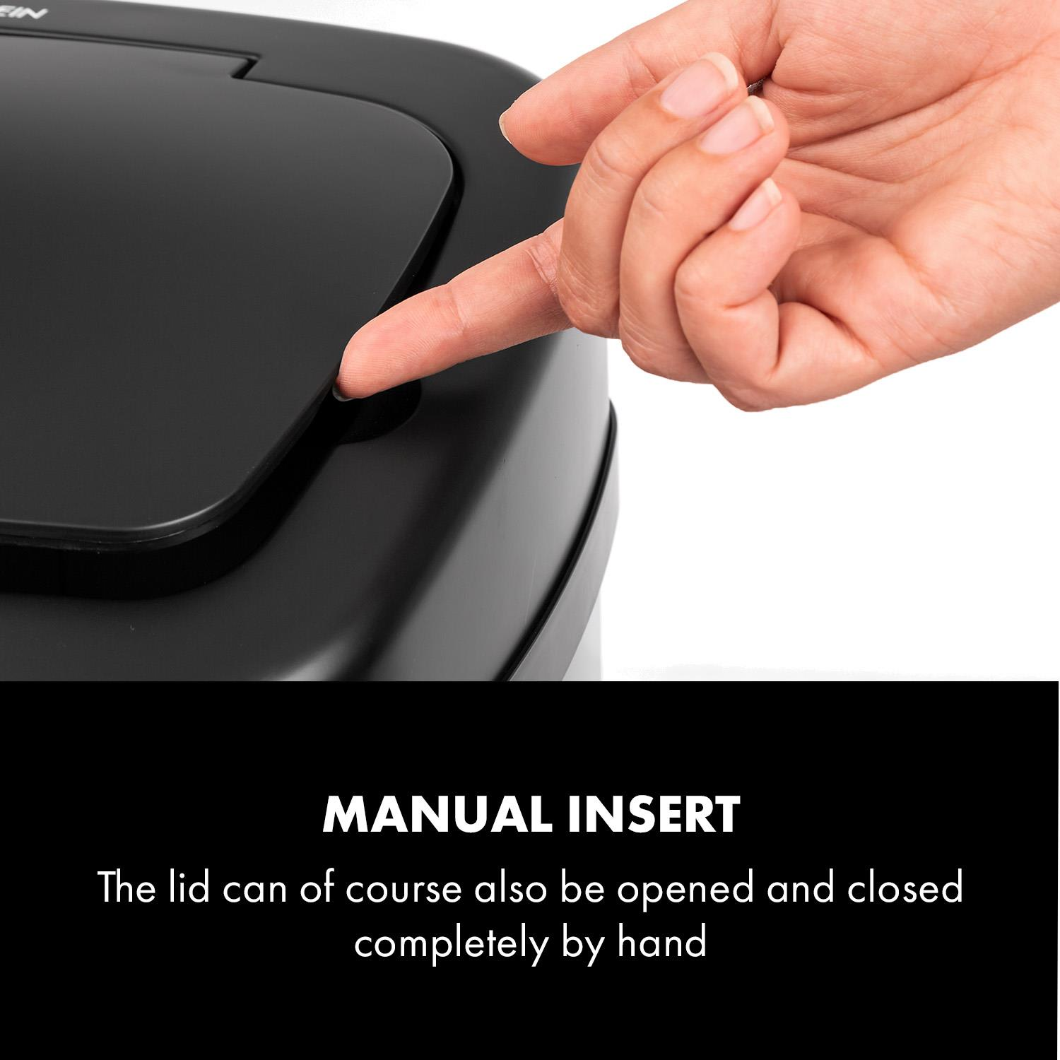 Mano che preme un pulsante sul coperchio di un cestino nero. Testo: 'INSERIMENTO MANUALE' e descrizione.