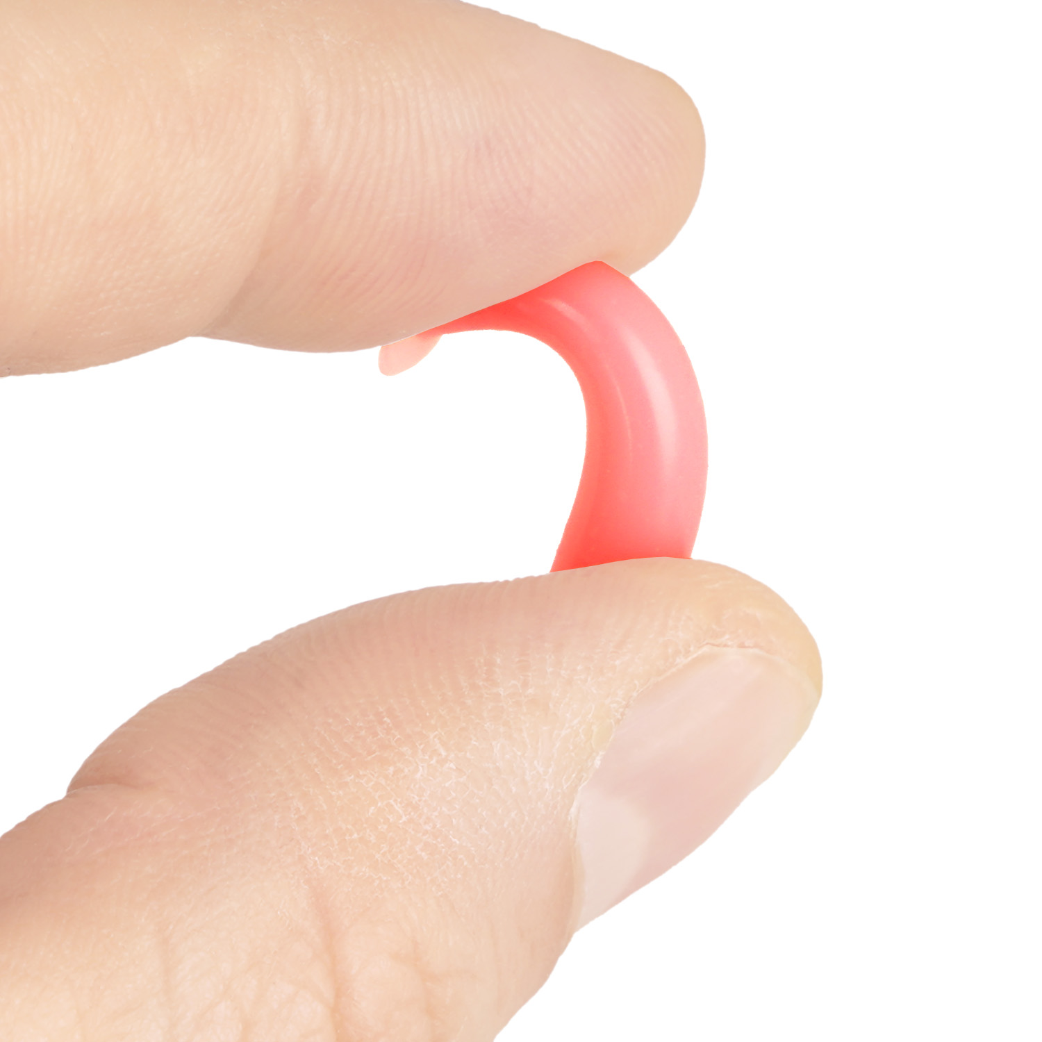 Ein menschlicher Finger hält einen rosa Ohrstöpsel. Der Ohrstöpsel hat die Form eines gebogenen Zylinders.