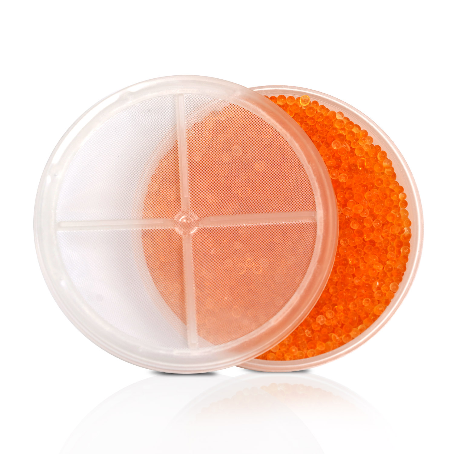 Offener Behälter mit orangenen Granulaten und transparentem Deckel auf weißer Oberfläche.