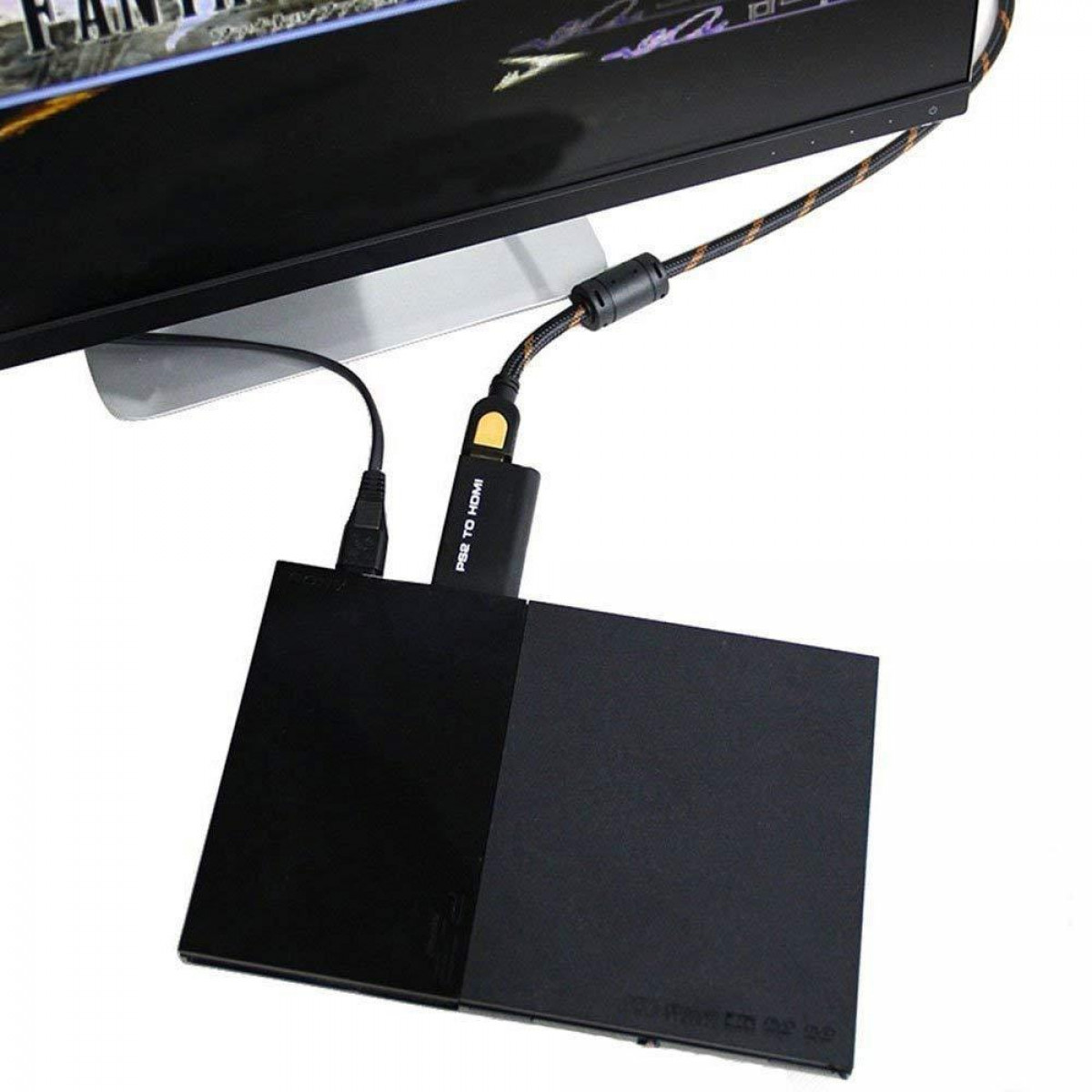 Schwarze PS2 mit einem Konverterkabel, das an einen Bildschirm angeschlossen ist. Weißer Hintergrund, schwarze Konsole.