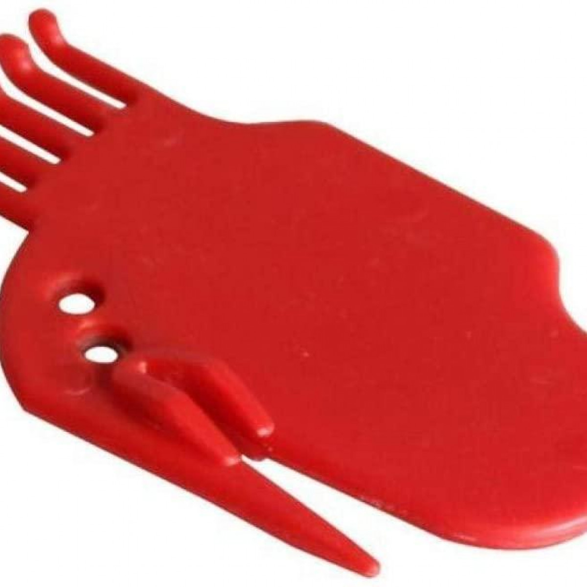 Czerwone plastikowe narzędzie z zębami na jednym końcu i płaskim, kątowym ostrzem. Na białym tle.