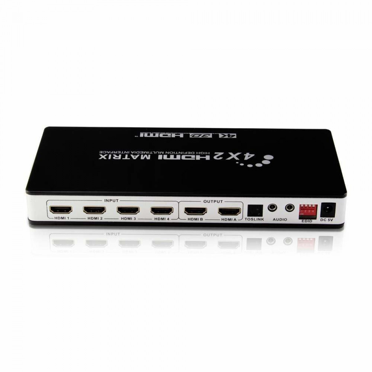 Schwarze HDMI-Matrix. Hat mehrere HDMI-Ein- und Ausgänge, mit verschiedenen Anschlüssen und einem Stromanschluss.