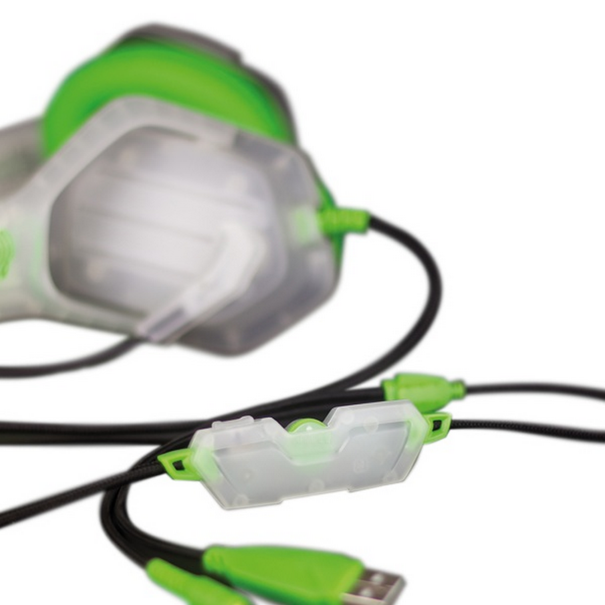Primo piano del controller di un headset da gioco con dettagli verdi e connessione USB.