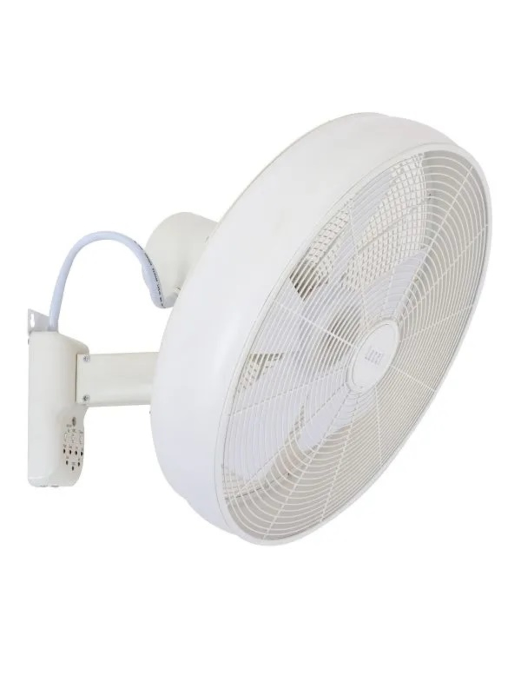 Weißer Wandventilator. Der Ventilator hat einen großen runden Kopf und einen weißen Arm. Weißer Hintergrund.