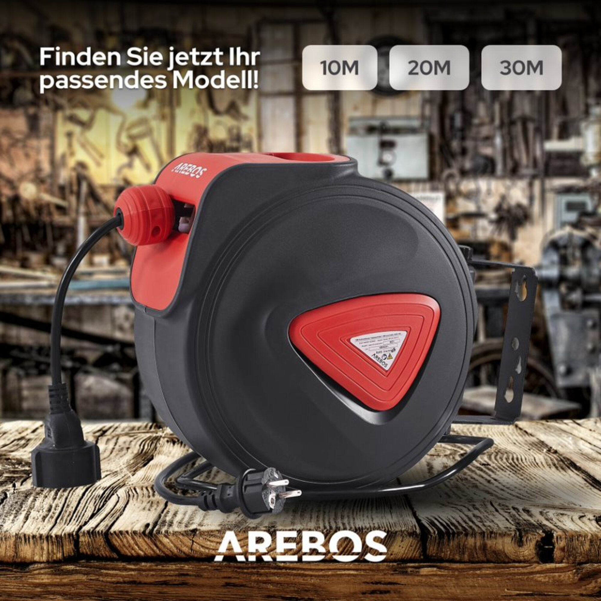 Schwarze und rote Kabeltrommel mit Stecker auf Holztisch, Logo AREBOS.