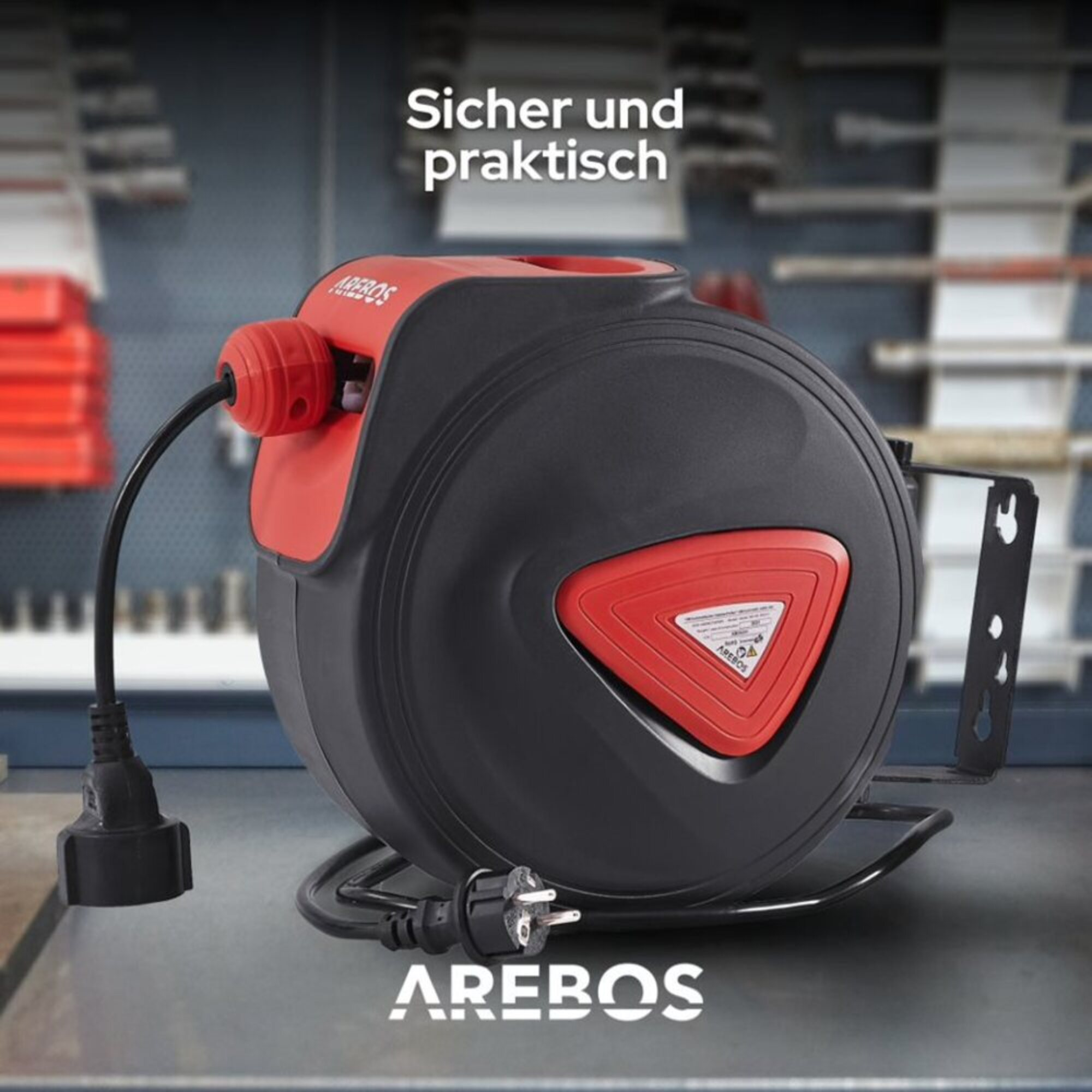 Eine schwarze und rote Arebos-Kabeltrommel mit Stecker und Kabel vor Werkstatt-Hintergrund.