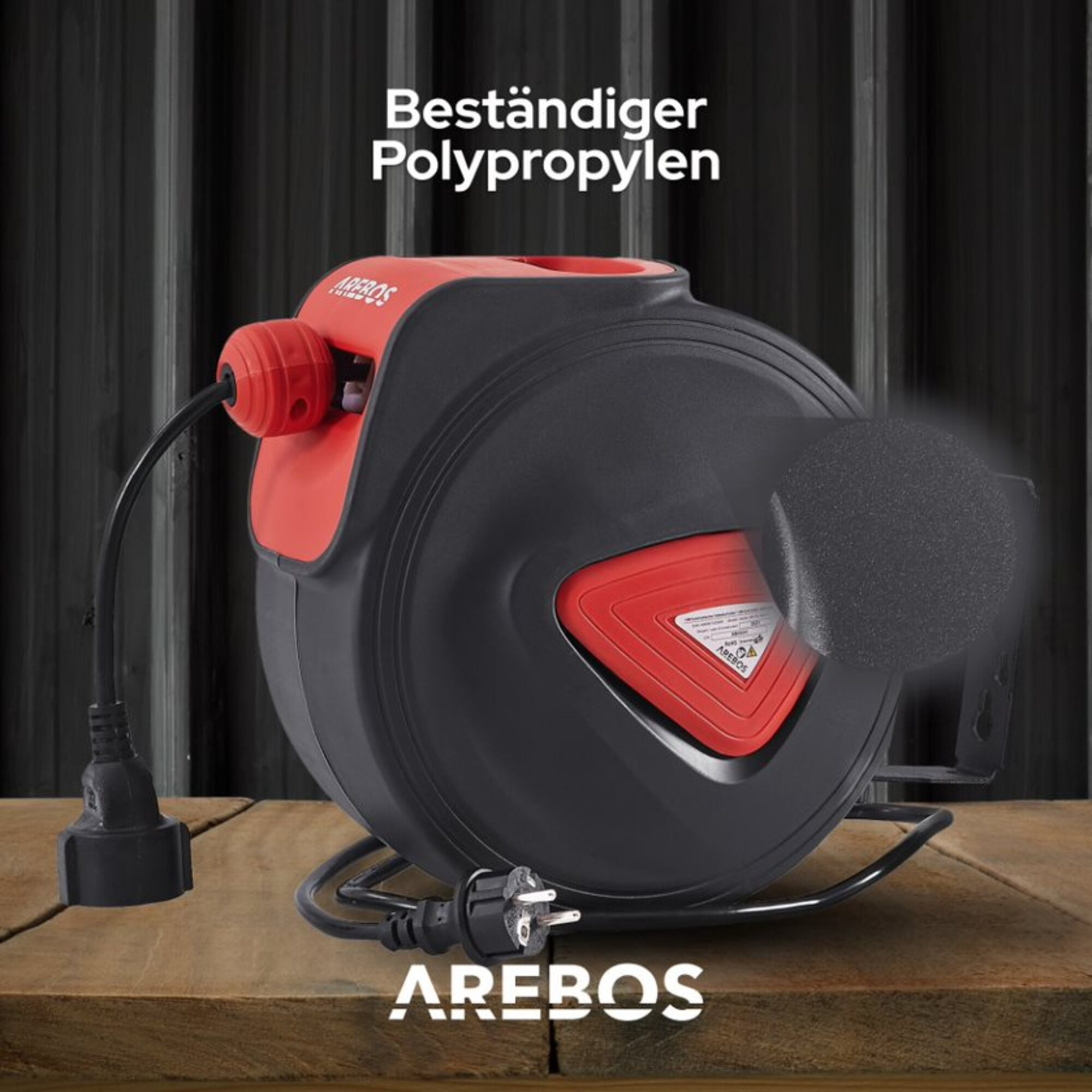 Schwarze und rote AREBOS Kabeltrommel auf Holzoberfläche mit Text 'Beständiger Polypropylen'.