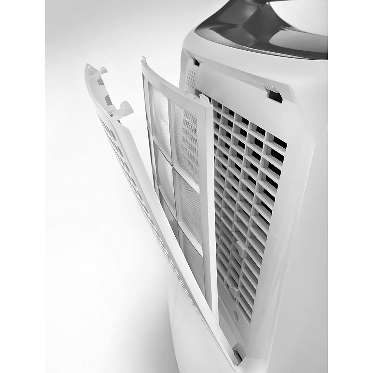 Un purificatore d'aria bianco con la porta del filtro aperta.