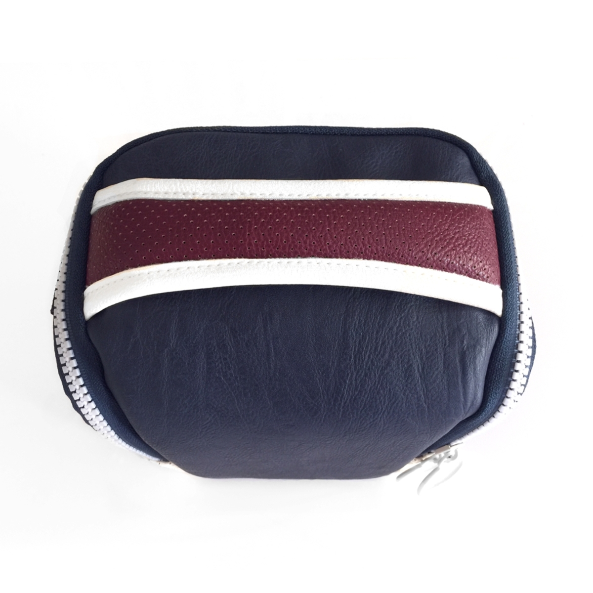 Una pequeña bolsa azul con una banda a rayas blancas y rojas, con una cremallera.