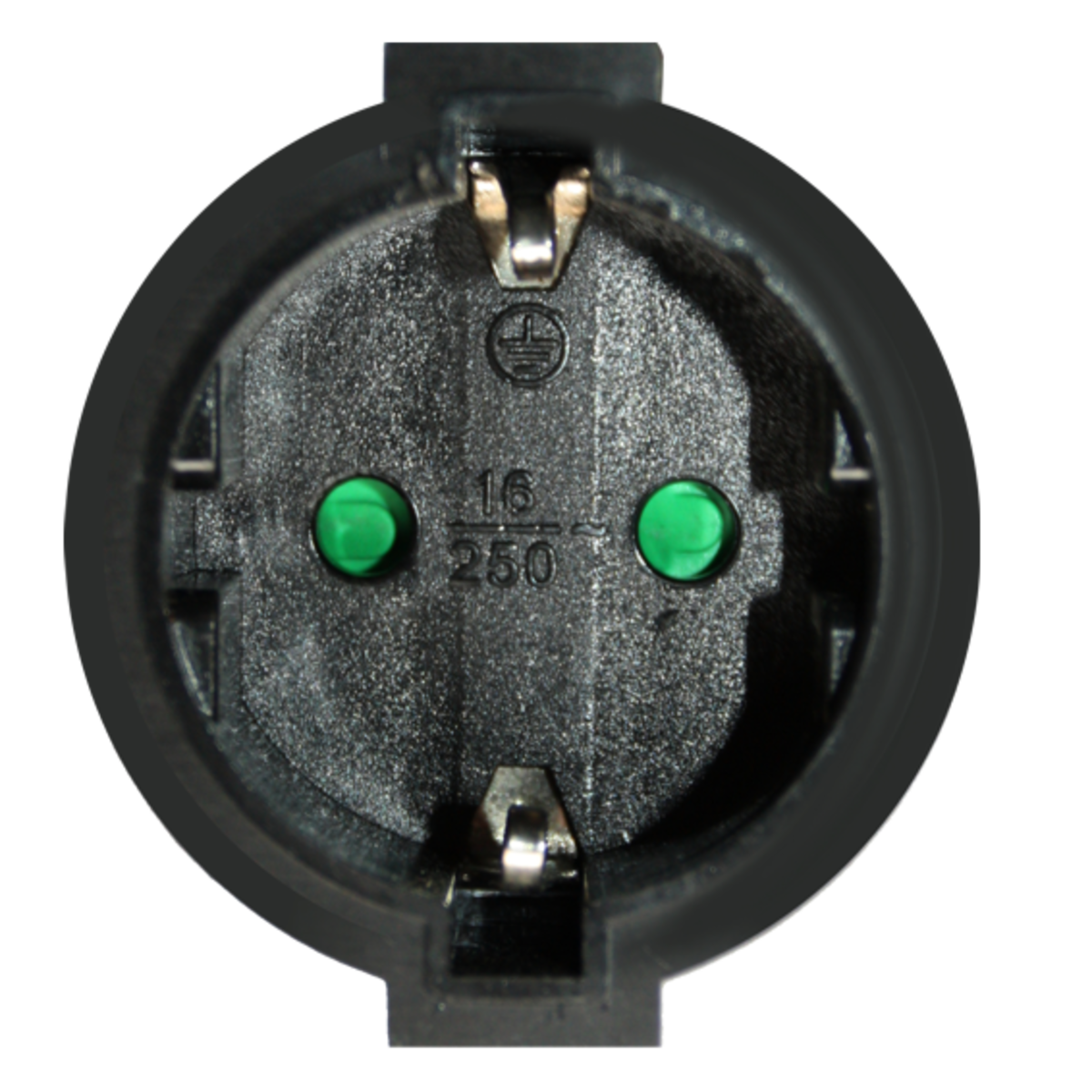Un enchufe eléctrico negro con dos orificios verdes y dos clavijas metálicas. Fondo negro.