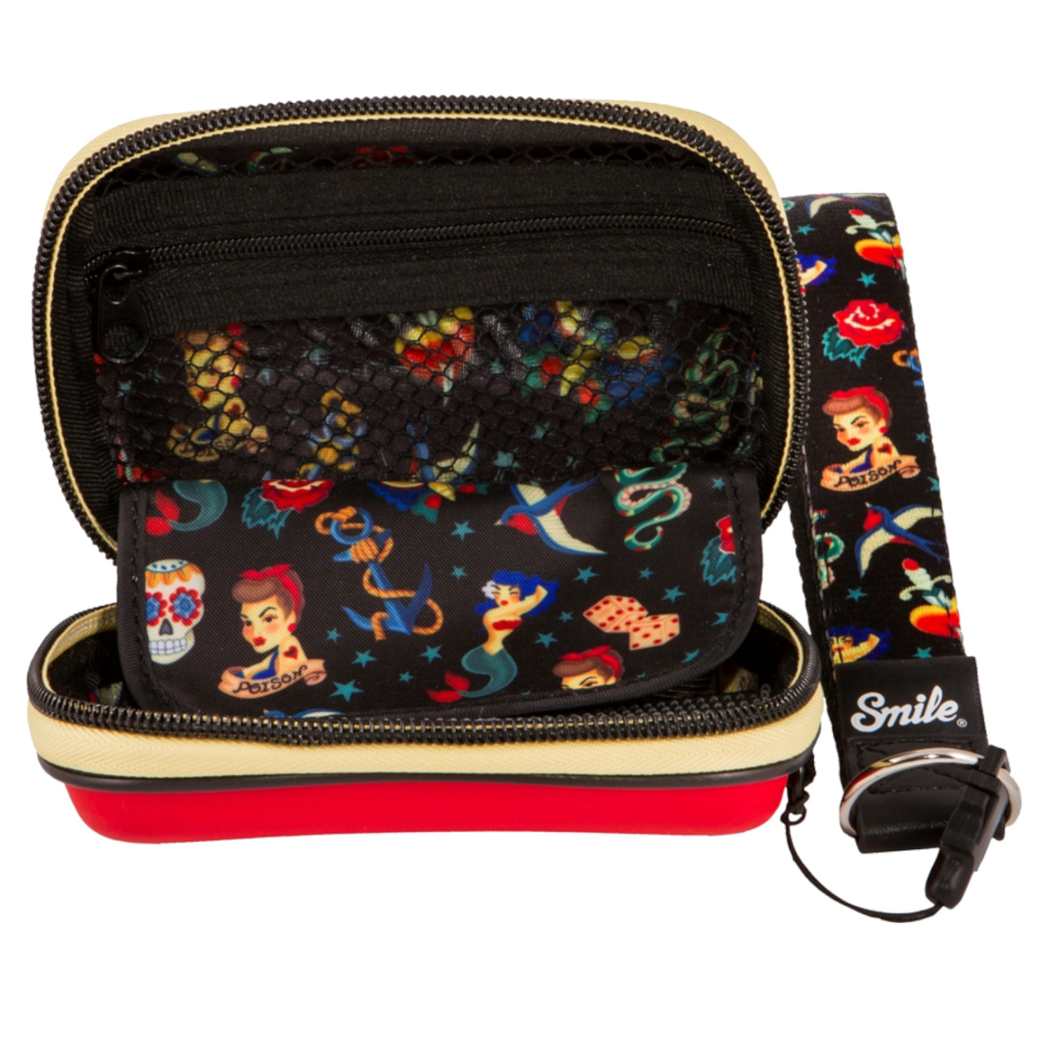 Offene Kosmetiktasche mit kleinerem Etui. Ein Handgelenkband mit Tattoo-Motiven ist ebenfalls sichtbar.